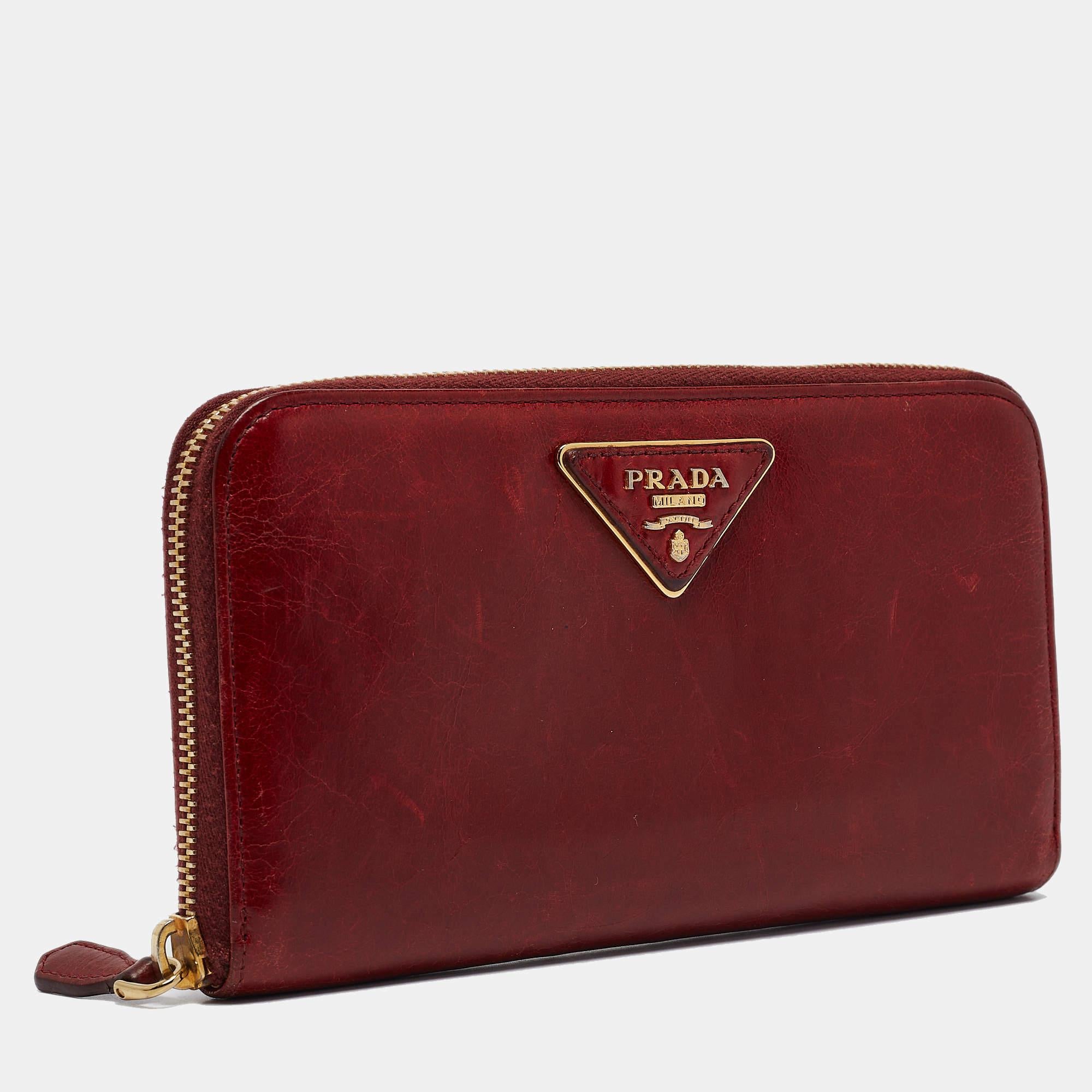 Donna Portafoglio continentale con zip in pelle rossa Vitelo Shine di Prada in vendita