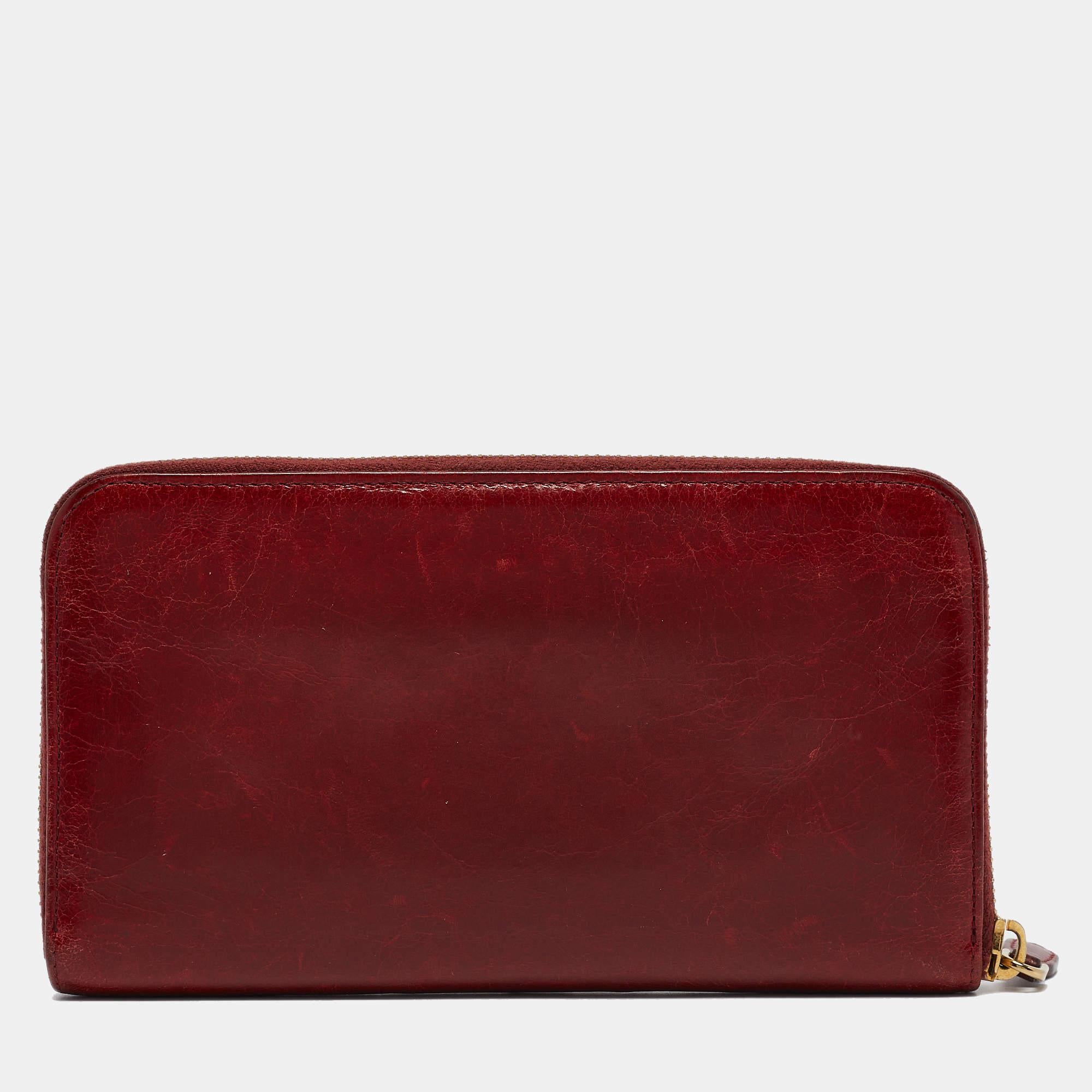 Portafoglio continentale con zip in pelle rossa Vitelo Shine di Prada in vendita 1