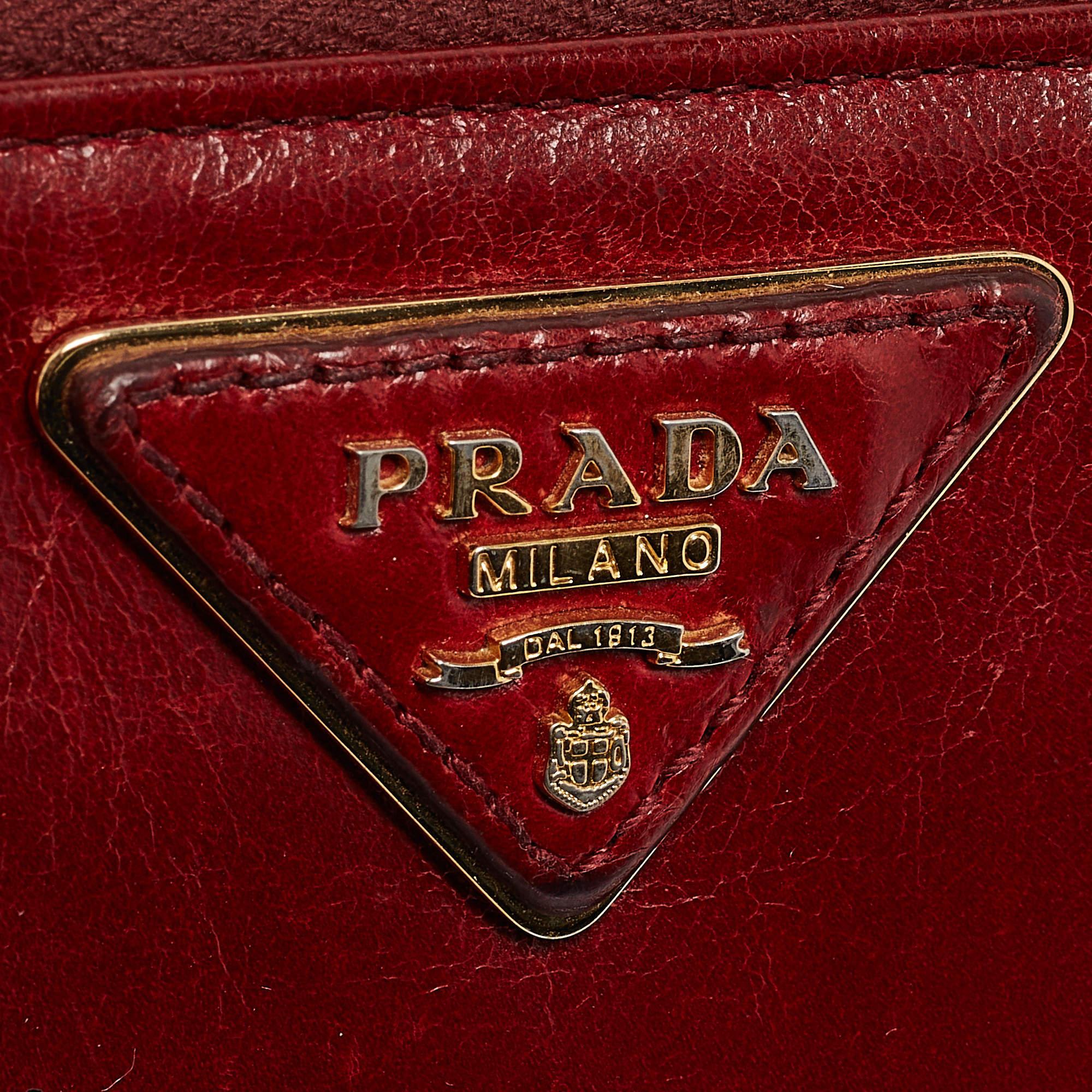 Portafoglio continentale con zip in pelle rossa Vitelo Shine di Prada in vendita 2