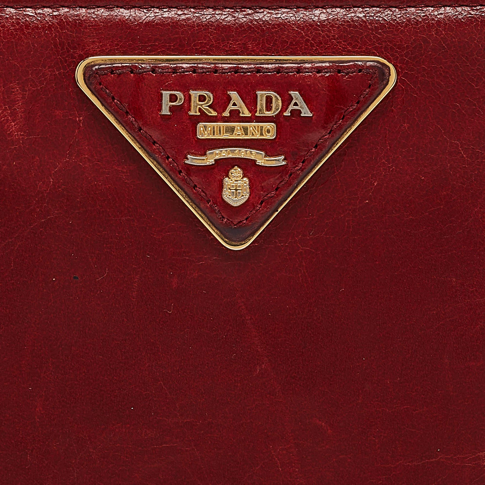 Portafoglio continentale con zip in pelle rossa Vitelo Shine di Prada in vendita 3