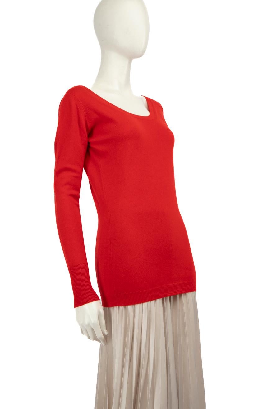 L'ÉTAT est très bon. L'usure minimale du tricot est évidente. Une traction à l'armure au dos à droite et étiquette de composition manquante sur cet article de revente de designer Prada d'occasion.
  
  Détails
  
  
  Rouge 
  
  Laine
  
  Jumper 
