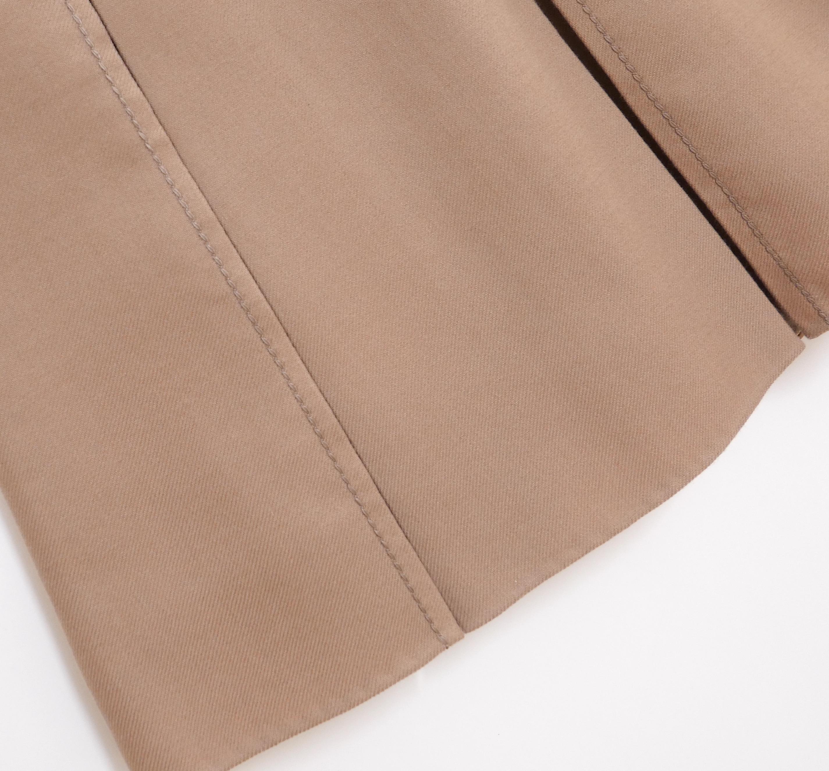 Superbe jupe Prada de la collection Resort 2015 - non portée. Fabriqué en laine épaisse double face de couleur camel avec un intérieur rose bonbon. Il présente une coupe évasée très flatteuse avec des plis creux et des coutures contrastées. Il est