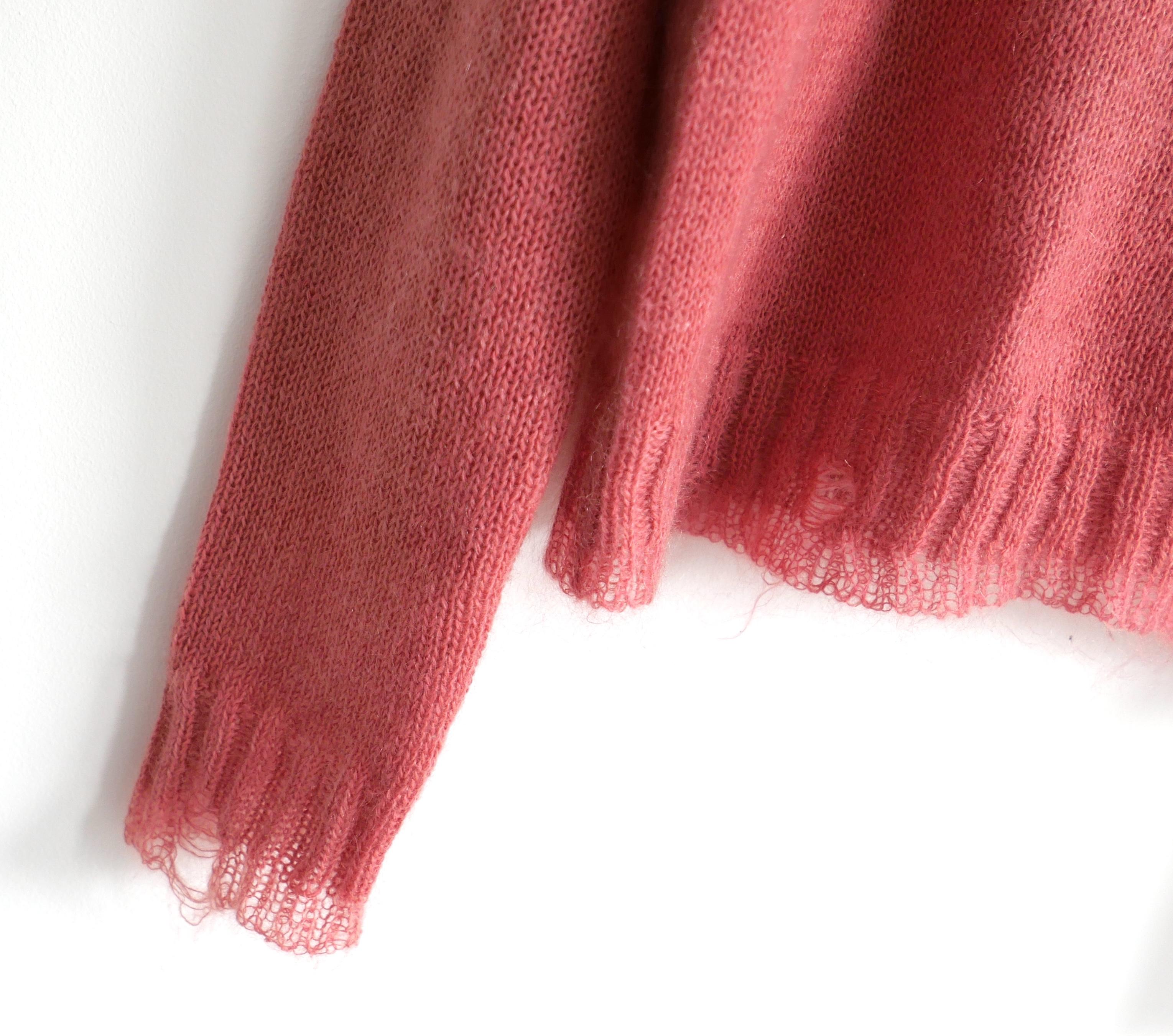Gorgeous Prada distressed hem mohair mix from the Resort 2016 collection Acheté pour £1200 et porté une fois. Confectionné en laine rose corail légère, mohair et cachemire, il présente un ourlet et des poignets côtelés vieillis, une encolure carrée