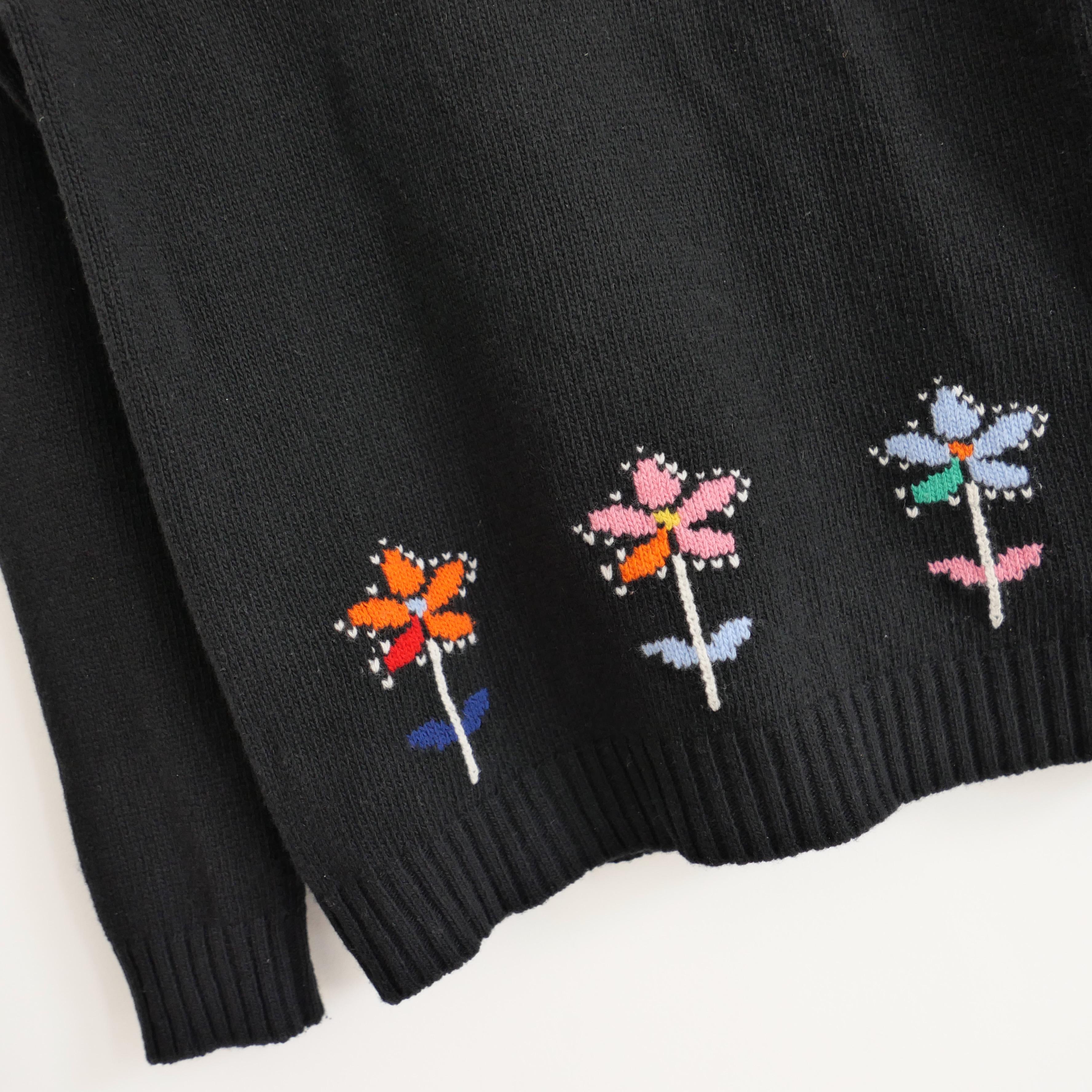 Absolument adorable pull en laine et cachemire intarsia floral Prada issu de la collection Resort 2020. Acheté pour £1350 et porté quelques fois. Confectionné en laine vierge noire et cachemire (70:30), il est orné d'une magnifique intarsia florale