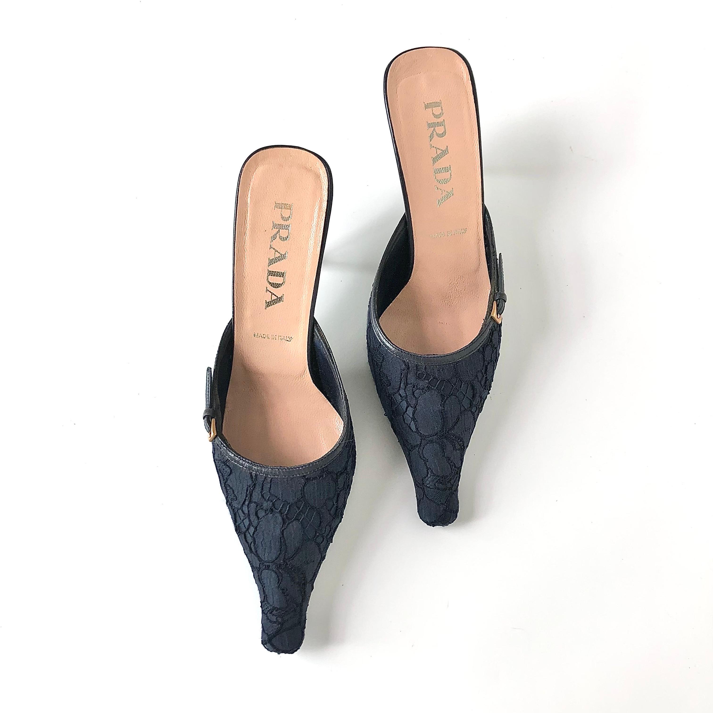 Vintage Prada Buckle Pointed Toe Kitten Heeled Slip On Mules 
Couleur Bleu foncé
Taille 39EU
Dessus en tissu
Semelle en cuir
Bout pointu
Talon moyen
Mini-boucle d'ornement
Signes d'utilisation normale, bon état général. 

retro, y2k, trending,