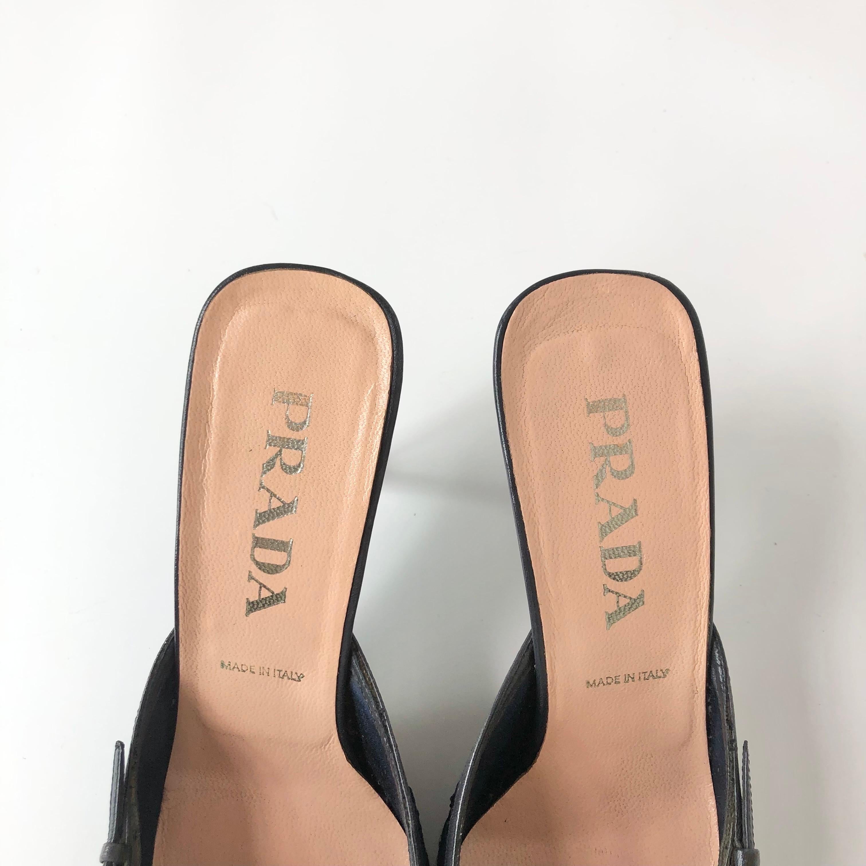 Prada Retro Vintage Buckle Lace Detail Pointed Toe Heeled Mules Pumps 39 Bon état - En vente à Mechanicsville, VA