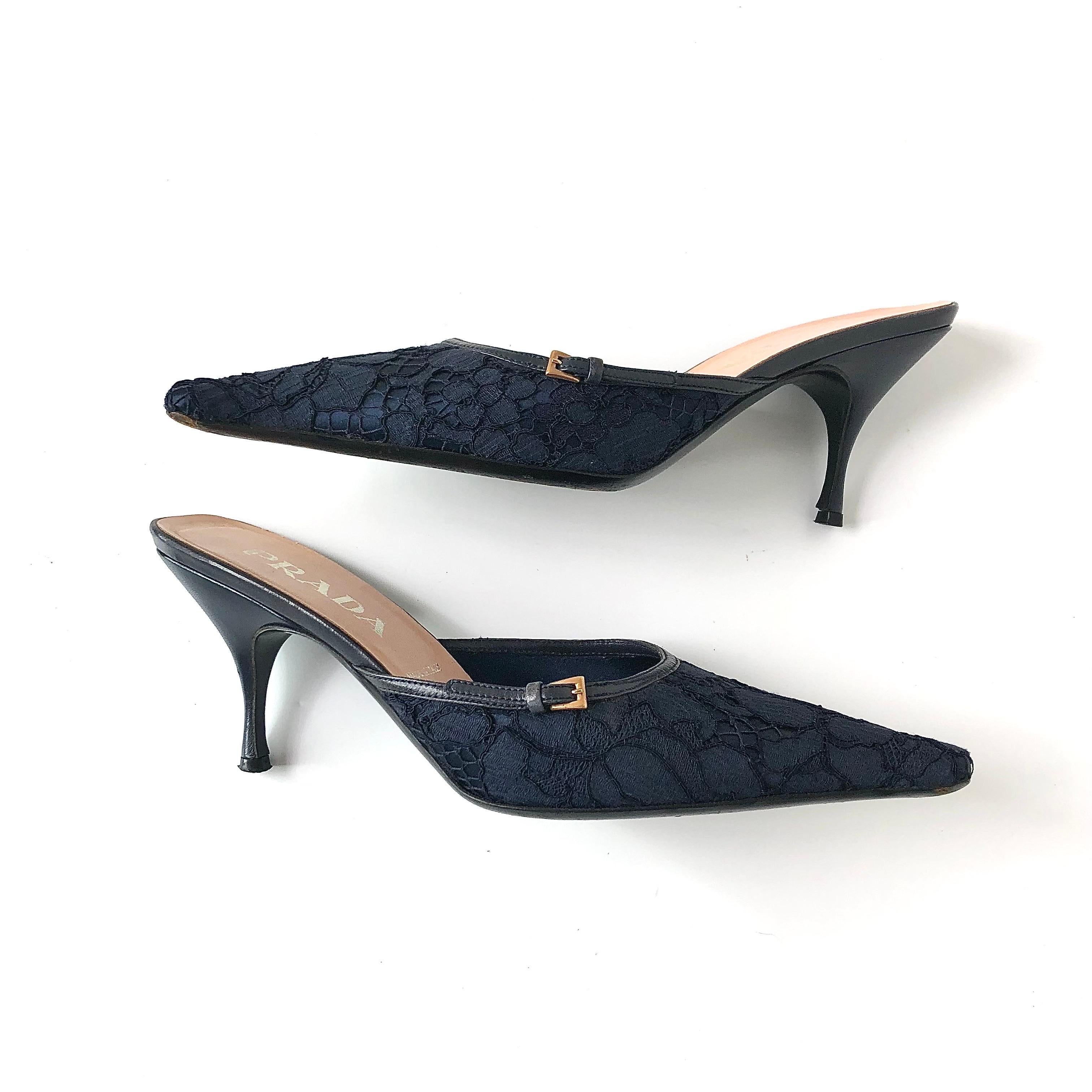 Prada Retro Vintage Buckle Lace Detail Pointed Toe Heeled Mules Pumps 39 Pour femmes en vente