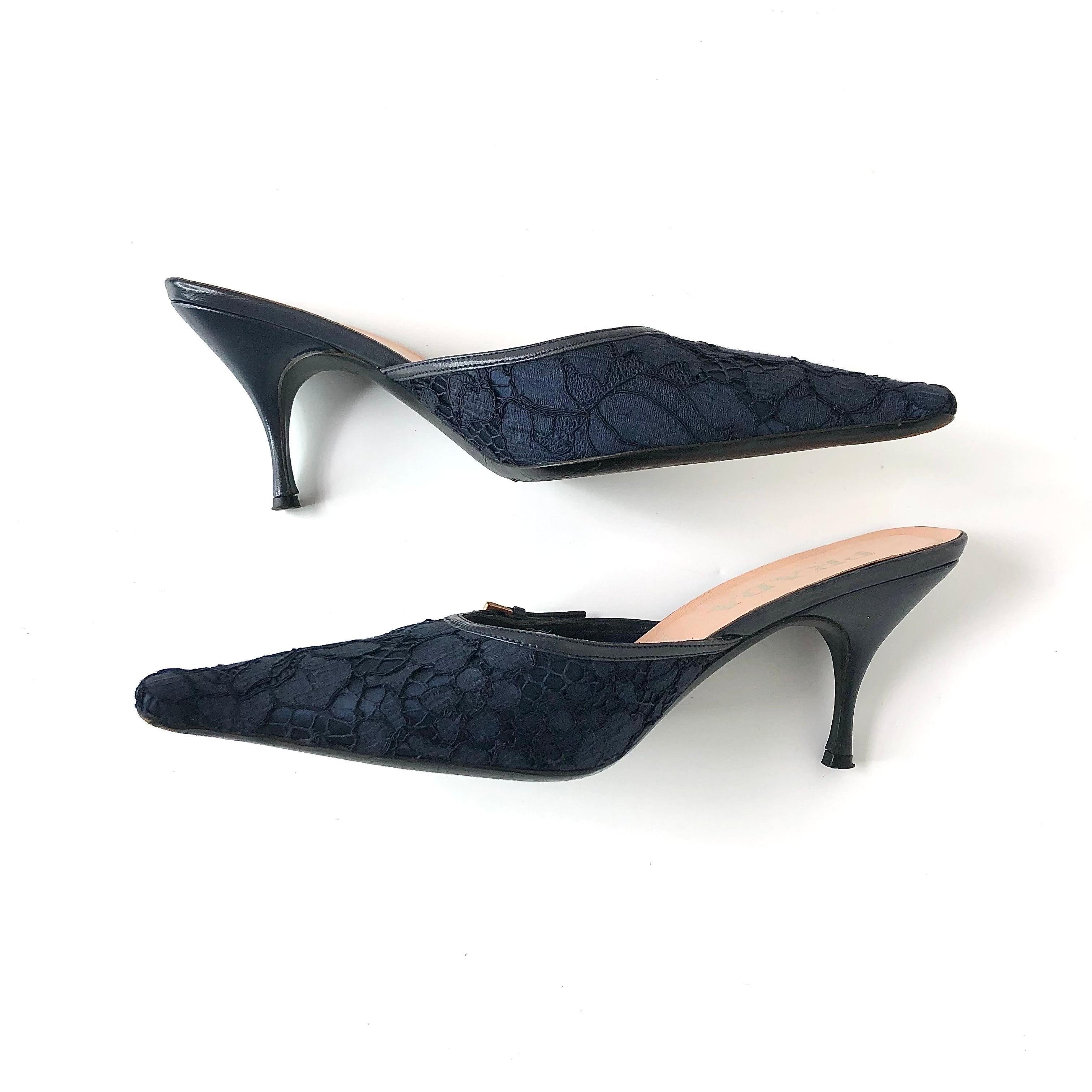 Prada Retro Vintage Buckle Lace Detail Pointed Toe Heeled Mules Pumps 39 en vente 1