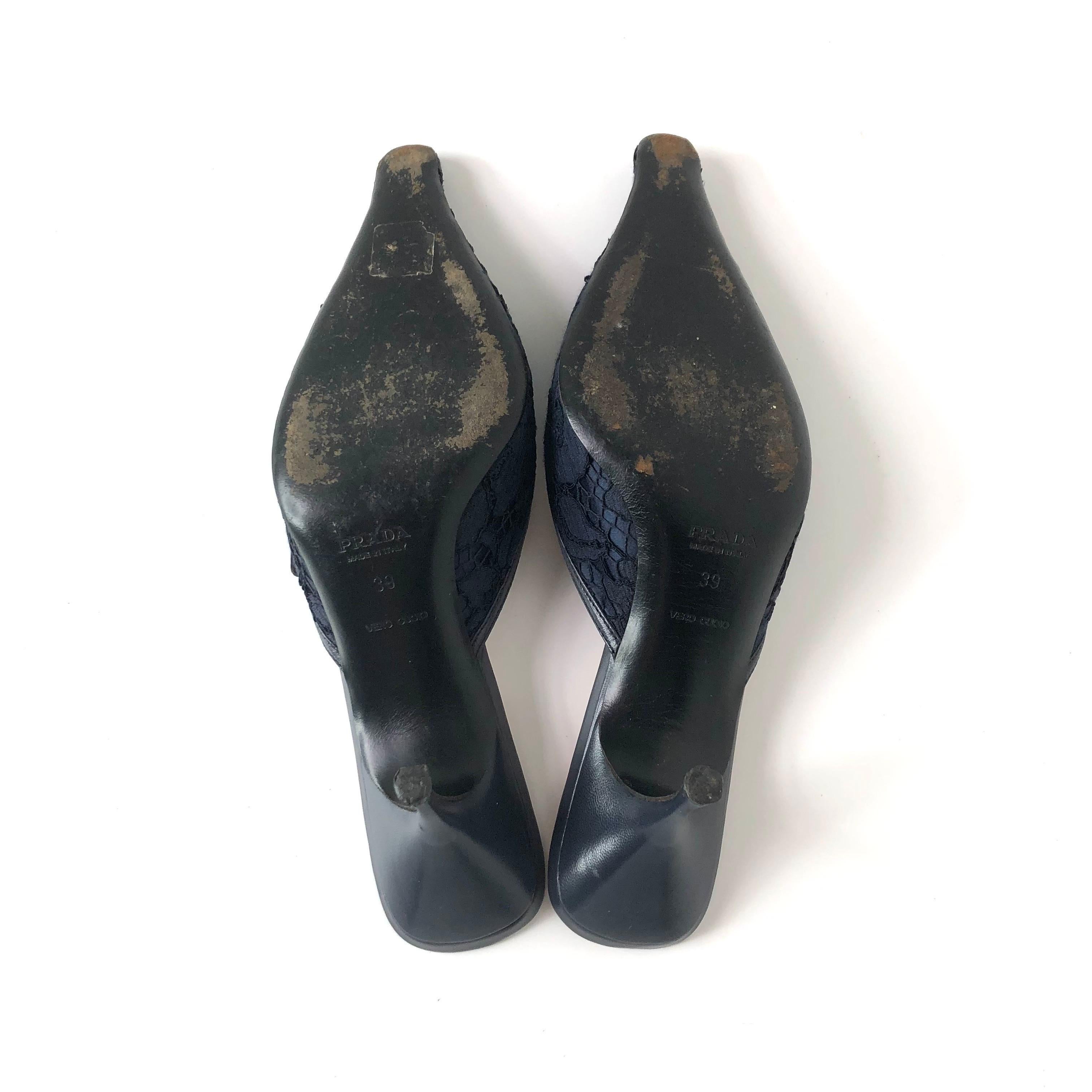 Prada Retro Vintage Buckle Lace Detail Pointed Toe Heeled Mules Pumps 39 en vente 2