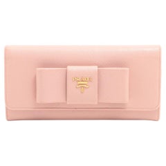 Prada Portemonnaie aus Saffiano-Leder mit Schleife in Rosa