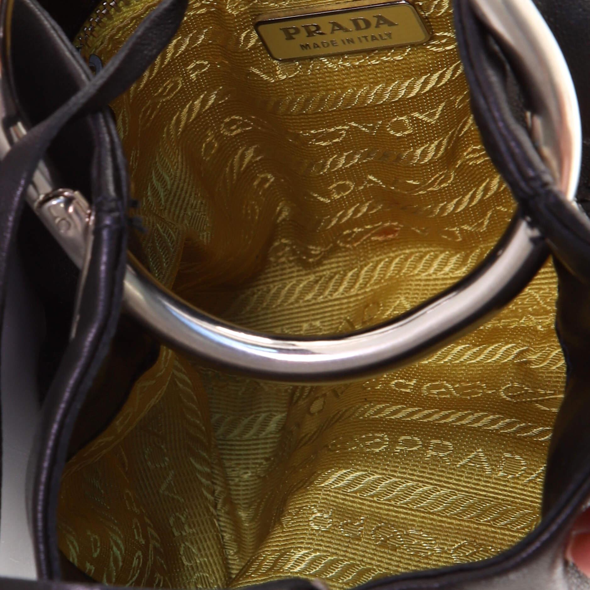 Prada - Sac à poignée anneau en cuir, petit modèle Bon état à NY, NY