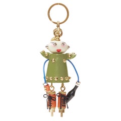 PRADA Robot verde in pelle saffiano con borchie d'oro, portachiavi e ciondolo per borsa
