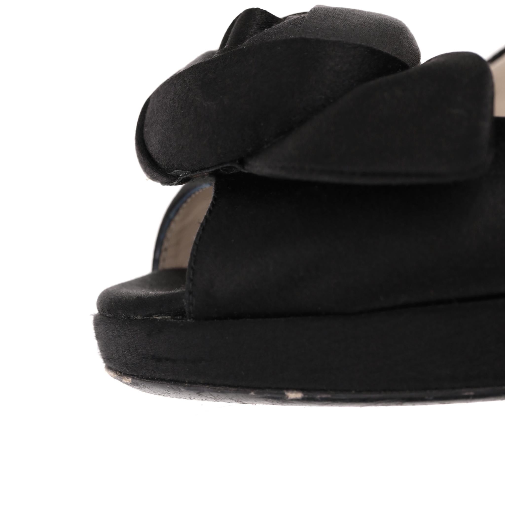 Prada - Escarpins à bouts pointus en satin orné de roses en vente 5