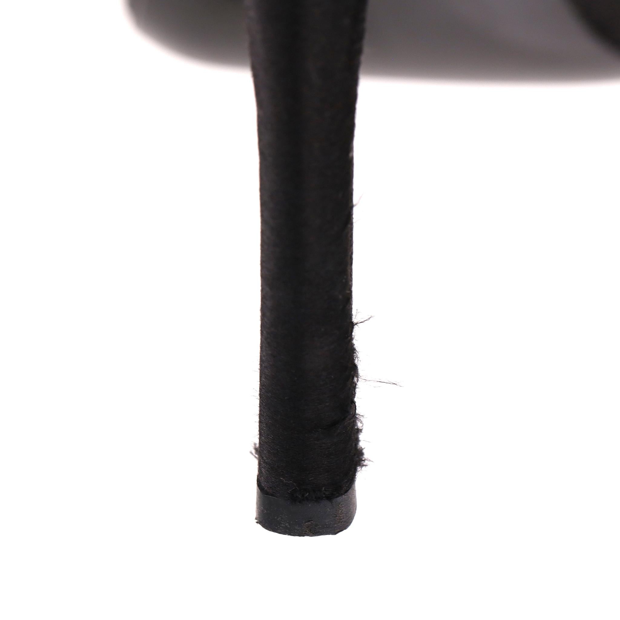 Prada - Escarpins à bouts pointus en satin orné de roses en vente 7