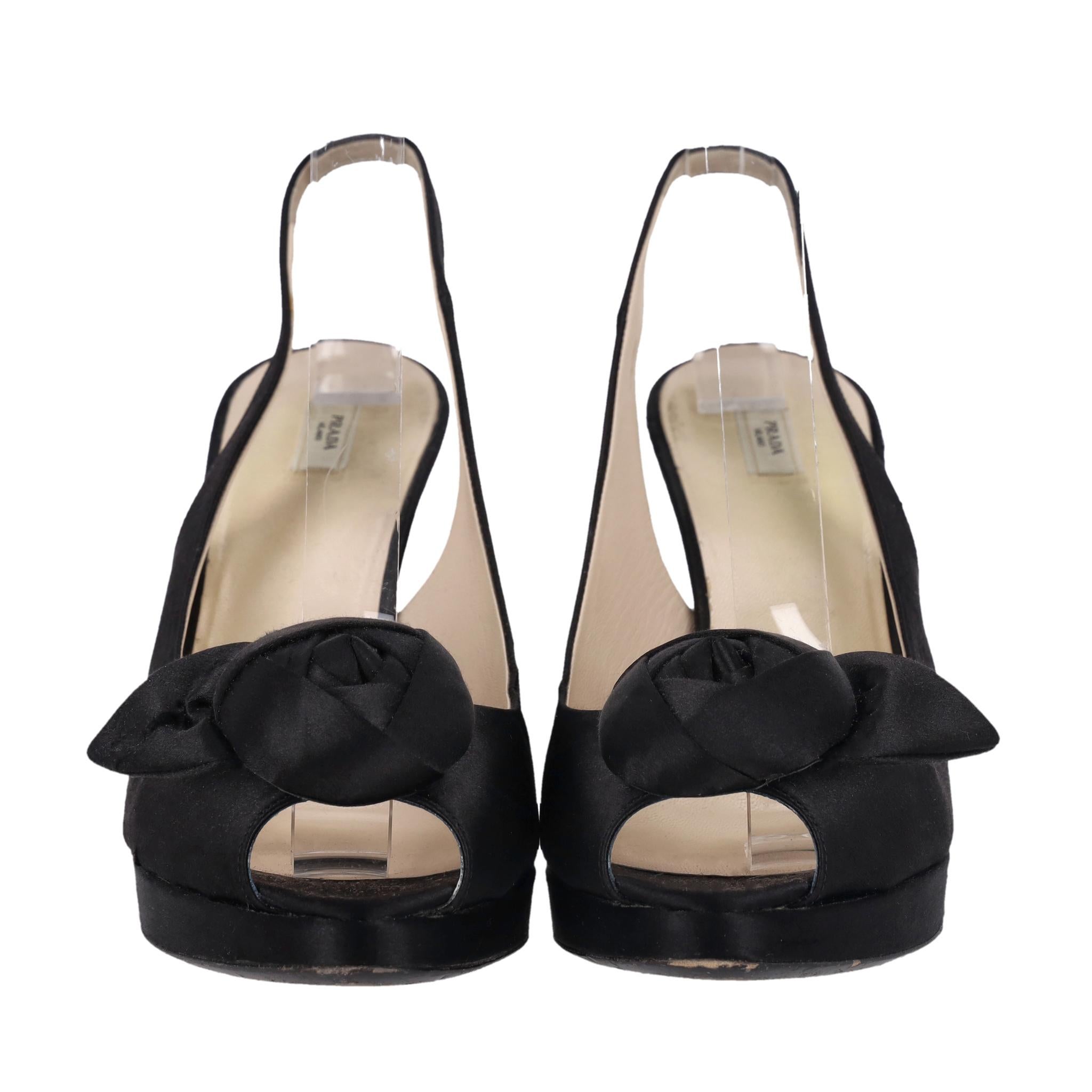 Noir Prada - Escarpins à bouts pointus en satin orné de roses en vente