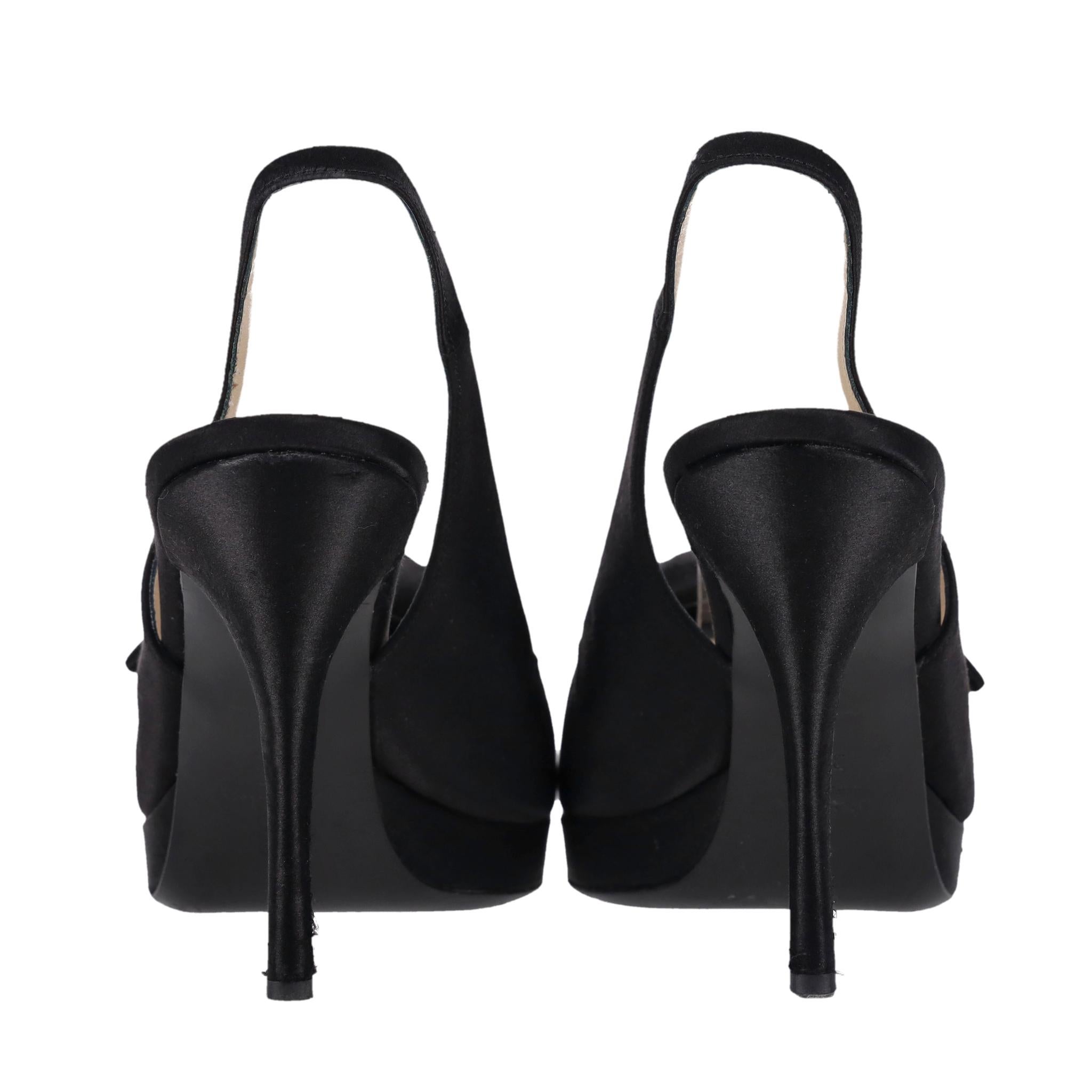 Prada - Escarpins à bouts pointus en satin orné de roses Pour femmes en vente