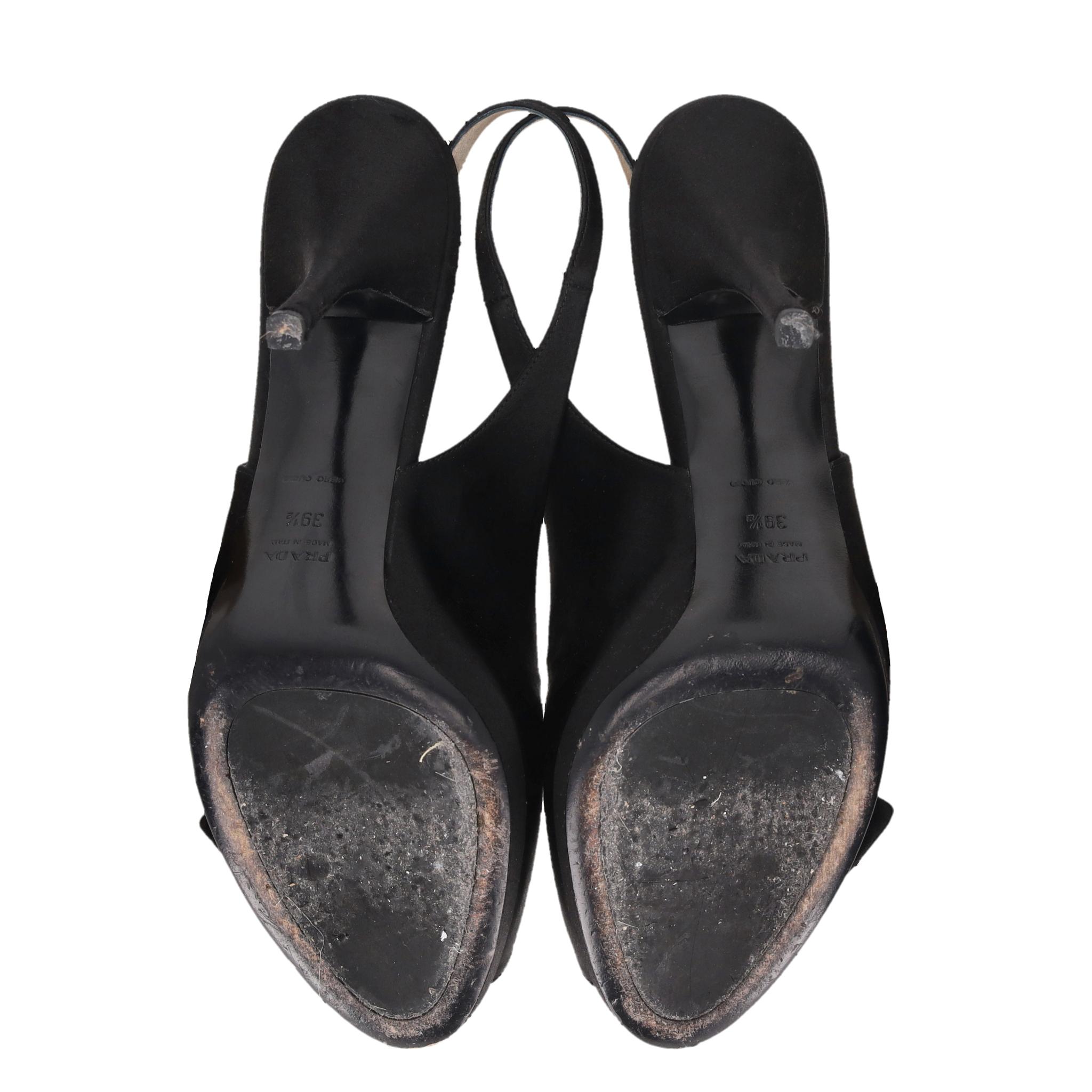 Prada - Escarpins à bouts pointus en satin orné de roses en vente 1