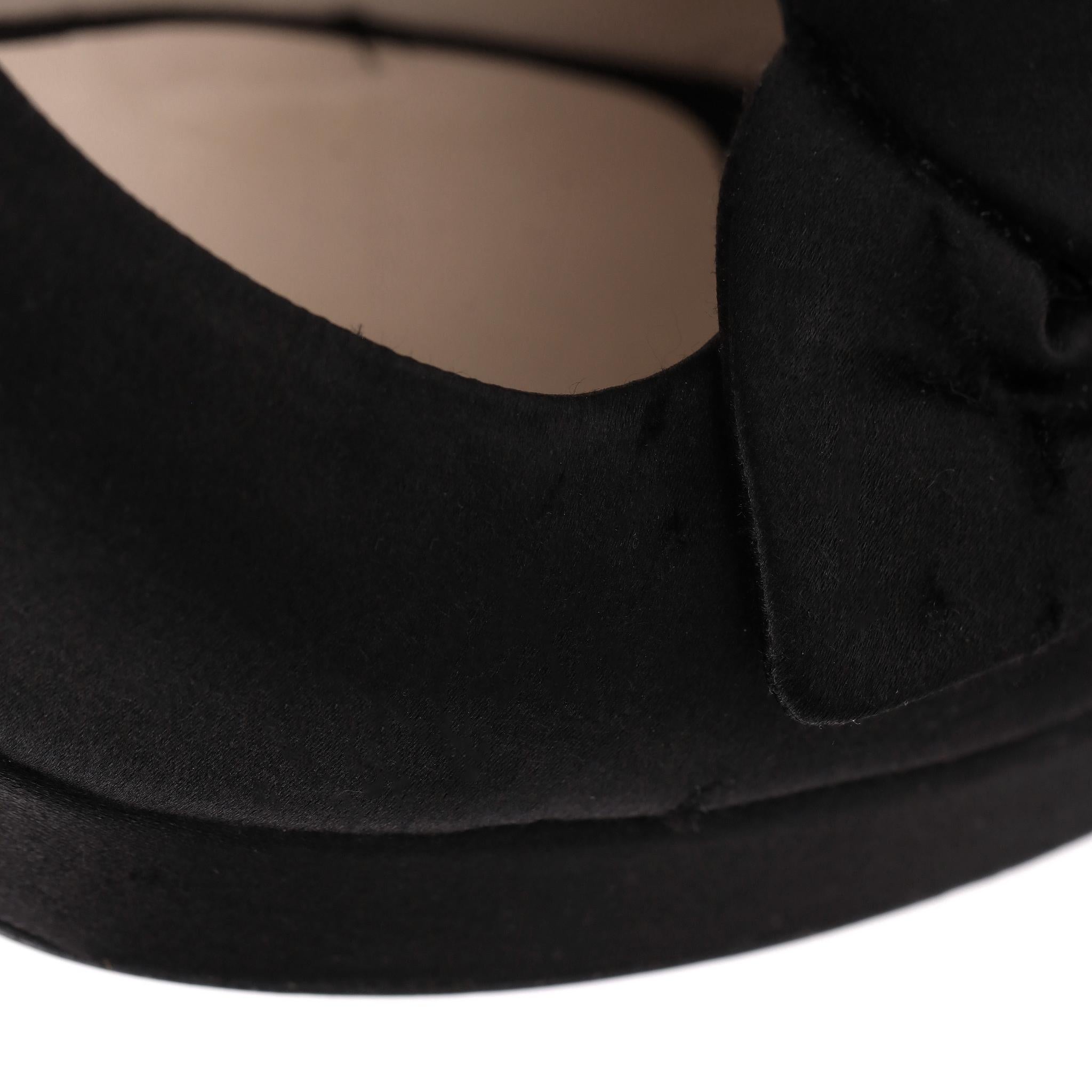 Prada - Escarpins à bouts pointus en satin orné de roses en vente 2