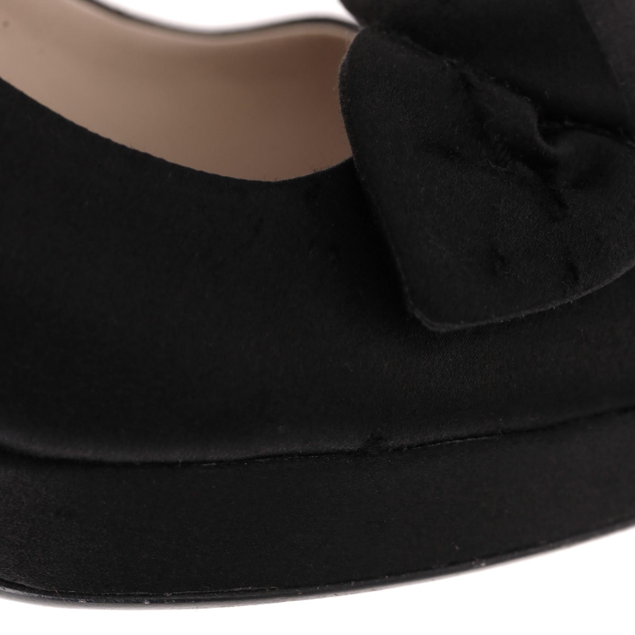 Prada - Escarpins à bouts pointus en satin orné de roses en vente 3