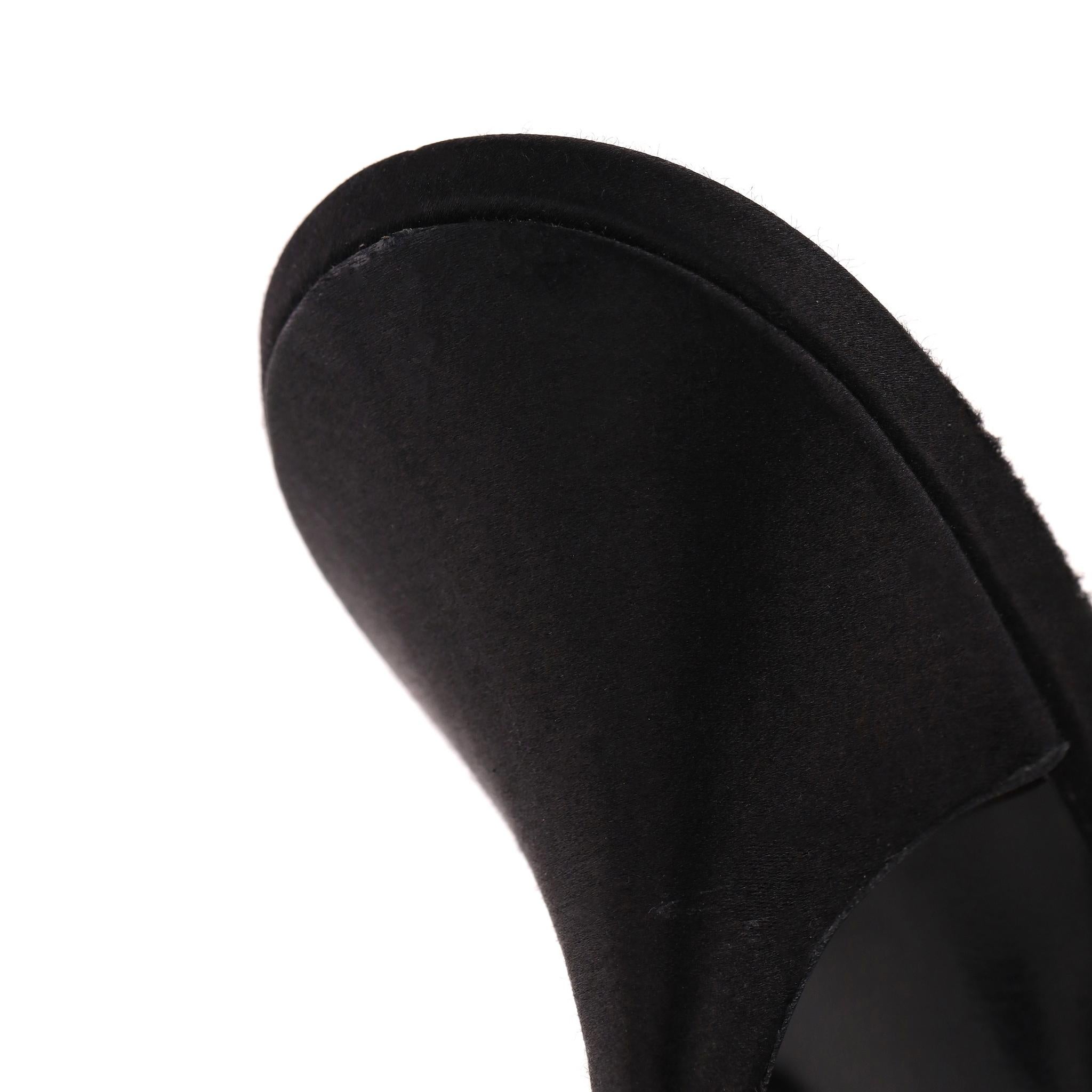 Prada - Escarpins à bouts pointus en satin orné de roses en vente 4