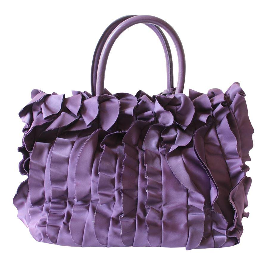 Beautiful Prada bag
Year 2008
Fabric
Purple color
Rouches
Double handle
Automatic button closure
Two internal zip pockets
Cm 33 x 22 x 14 (12.9 x 8.6 x 5.5 inches)
Worldwide express shipping included in the price !