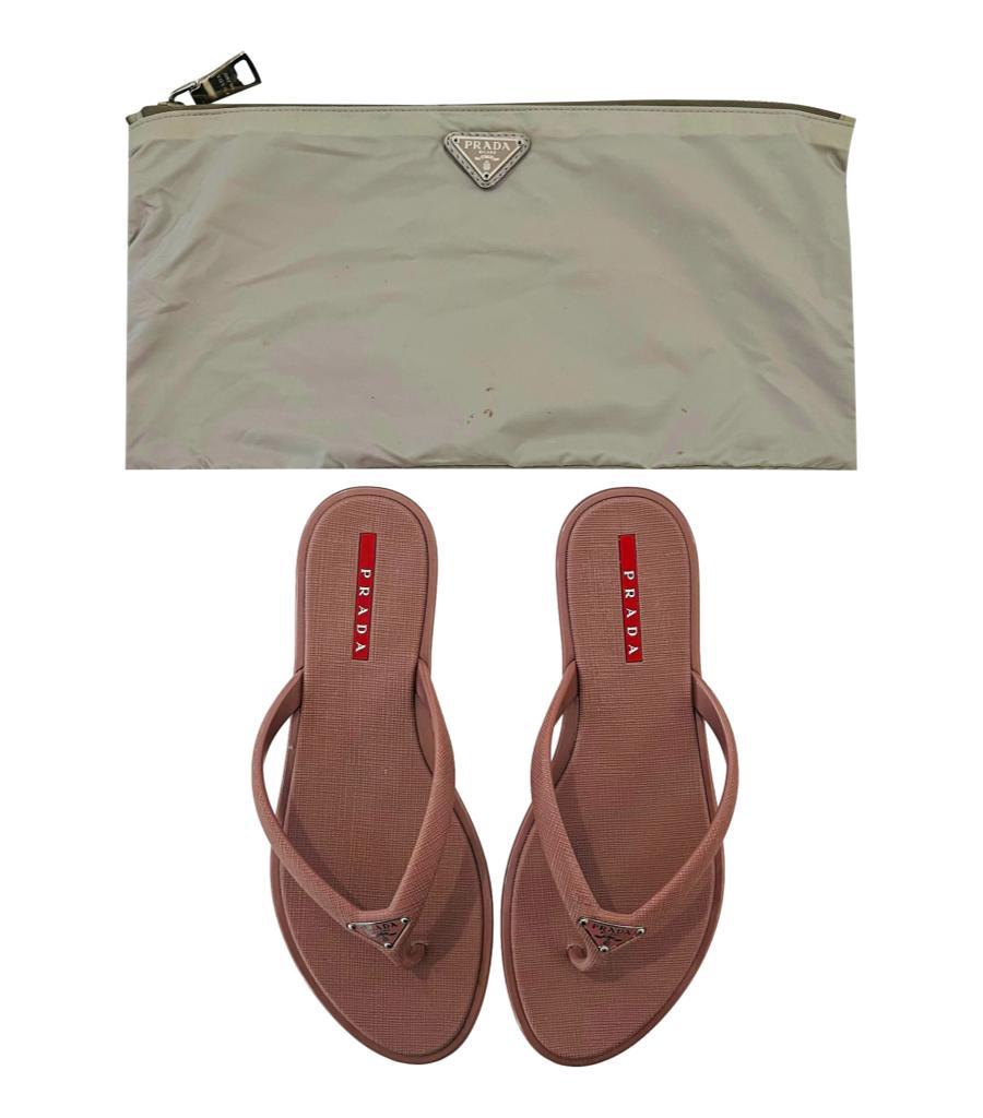 Sandales à tongs avec logo en caoutchouc de Prada en vente 1