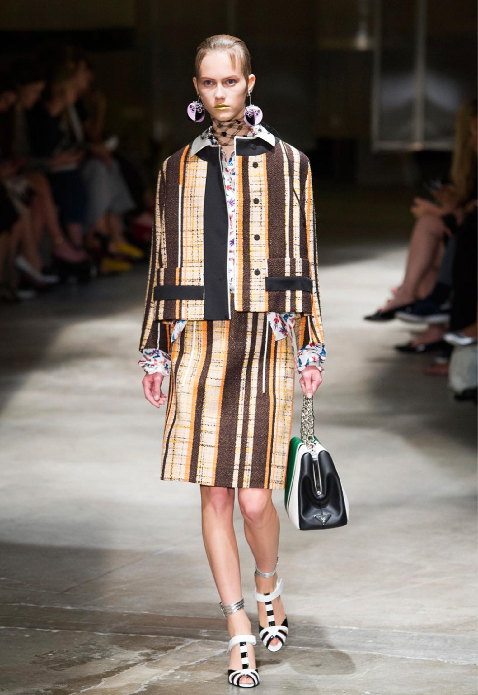 Prada Runway Collection Extra-Wide Pink and Black Sequin Earrings in vendita 4