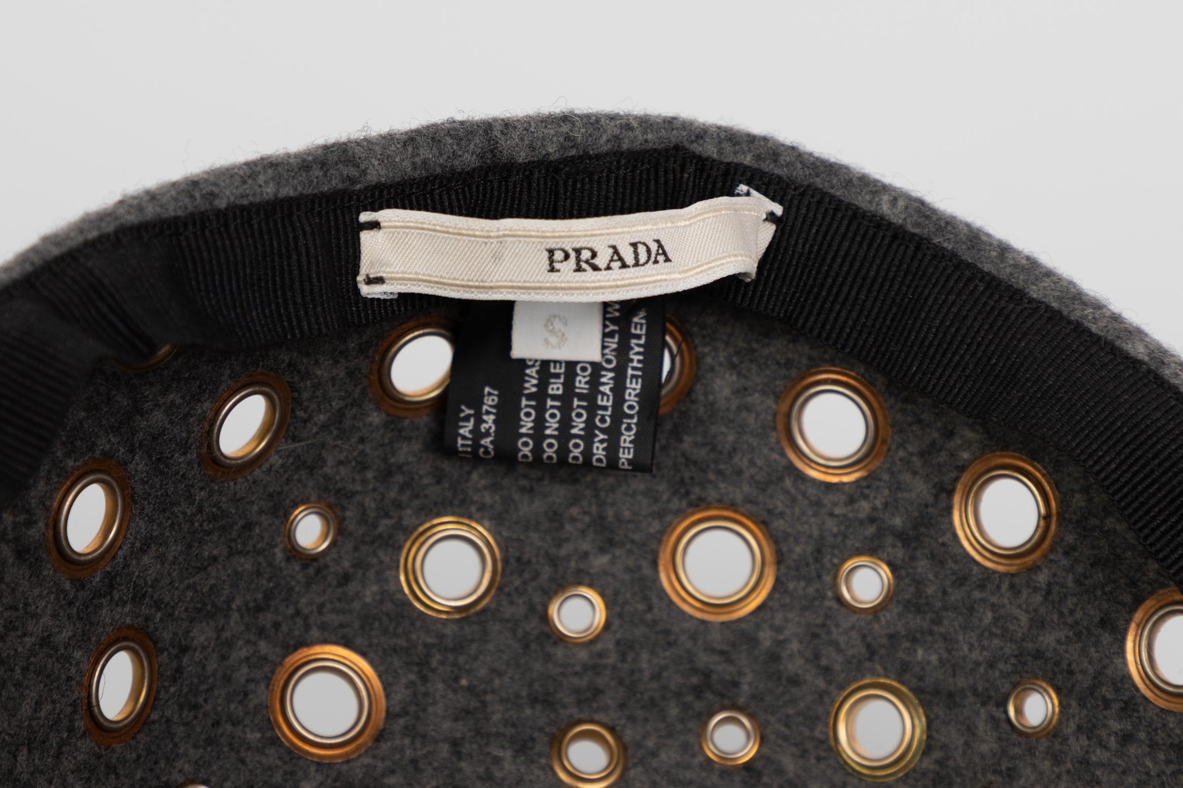Chapeau de défilé Prada gris en laine métallique à œillets, 2005 Unisexe en vente