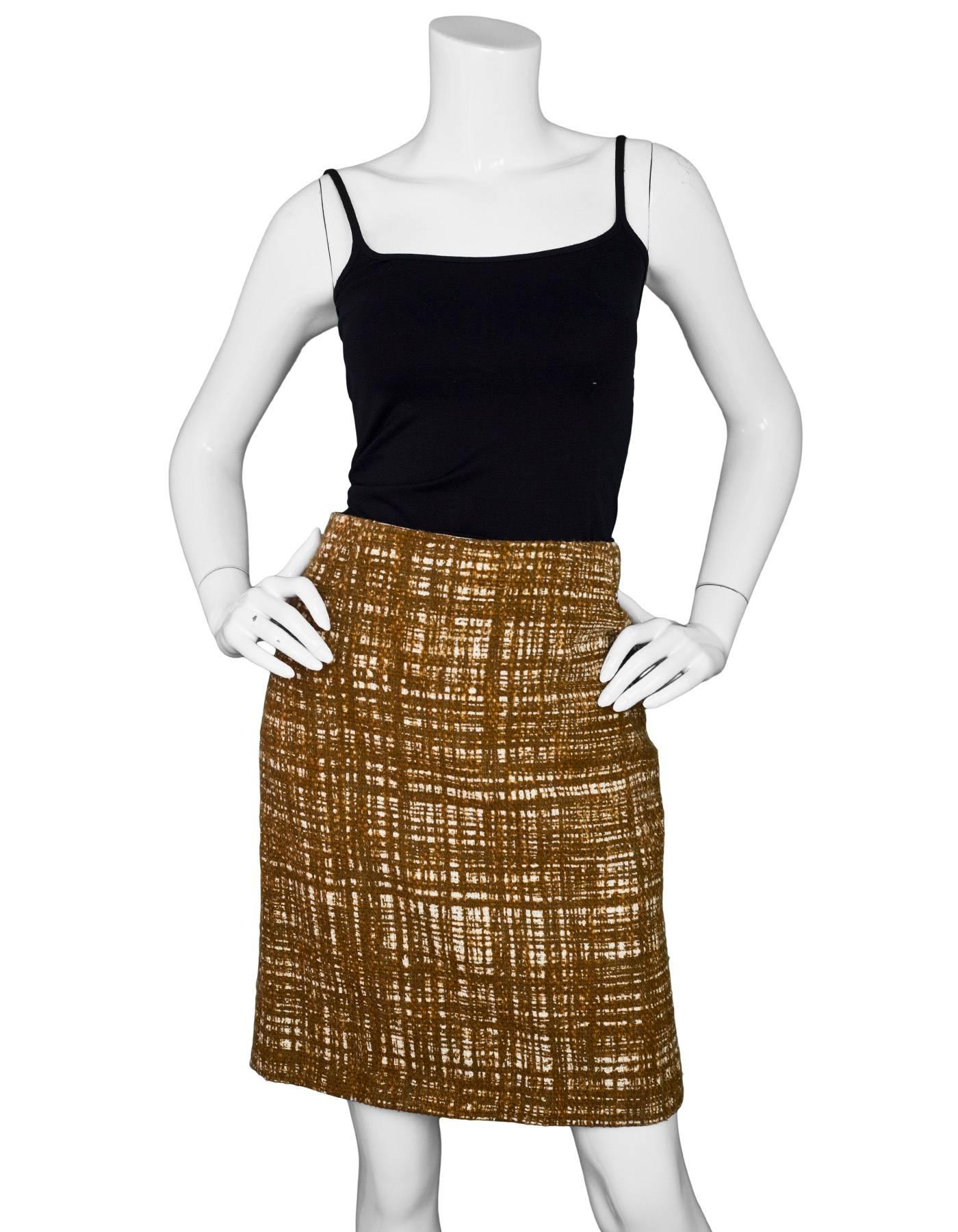 Prada Rust & Cream Tweed Skirt Sz IT48

Made In: Italy
Color: Rust, cream
Composition: 50% cotton, 50% linen
Lining: White textile
Closure/Opening: Side zip closure
Overall Condition: Excellentpre-owned condition, some yellowing at interior