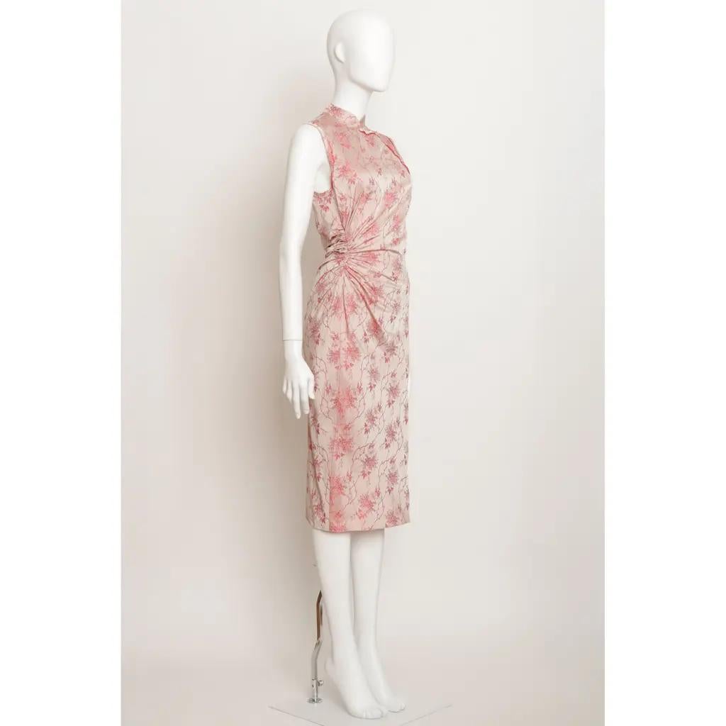 PRADA, ABITO CHEONGSAM CON MOTIVO FLOREALE A FOGLIE DI BAMBÙ IN SETA ROSA - TAGLIA 42

Rarissimo e bellissimo abito della collezione Prada Primavera/Estate 1997 di Miuccia Prada. 

Abito senza maniche in stile cheongsam con motivo broccato a foglie