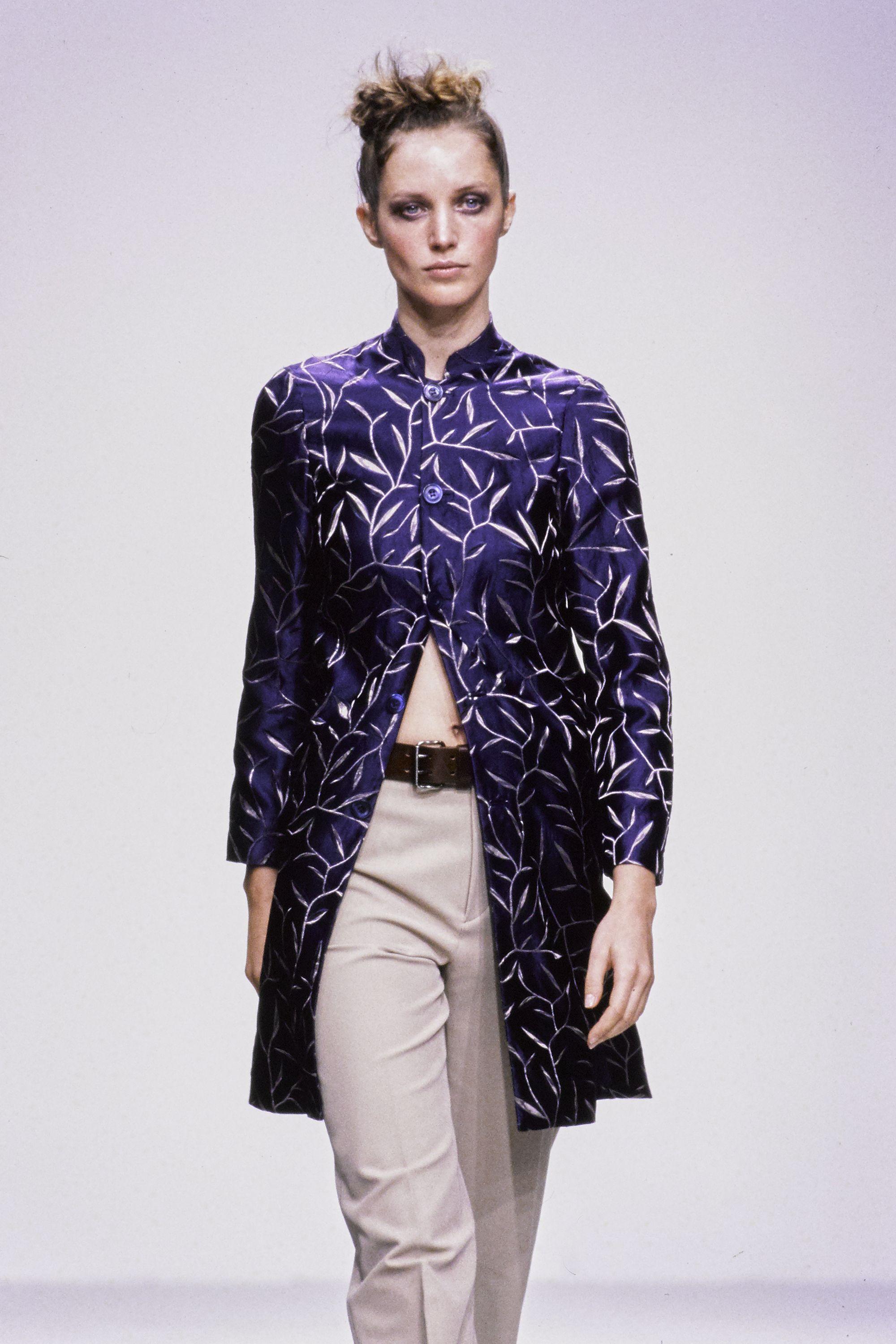 Prada S/S 1997 jacket
Fabric testing sample
Golden silk with embroidered leaves
No closure

No size label

Measurements:
shoulders 38 cm - 15 in
bust flat 94 cm - 37 in
length 84 cm - 33 in

Good condition
Yellowing on lining
Various small marks