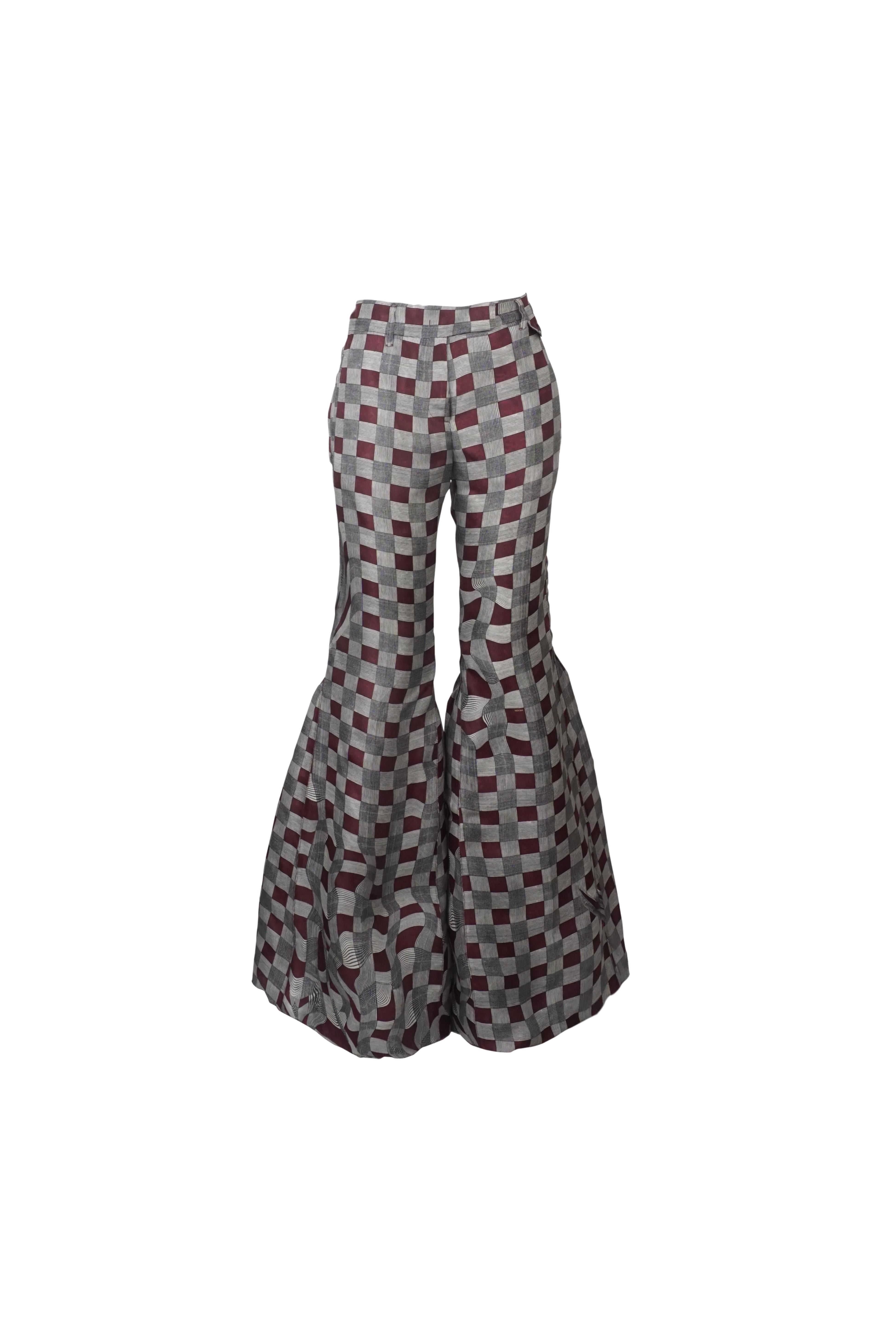 Für die Frühjahr/Sommer-Kollektion 2008 von Prada kollaborierte Miuccia Prada mit dem taiwanesisch-amerikanischen Künstler James Jean, um eine skurrile, vom Jugendstil inspirierte Kollektion mit märchenhaften Prints zu entwerfen. Das Ergebnis ist