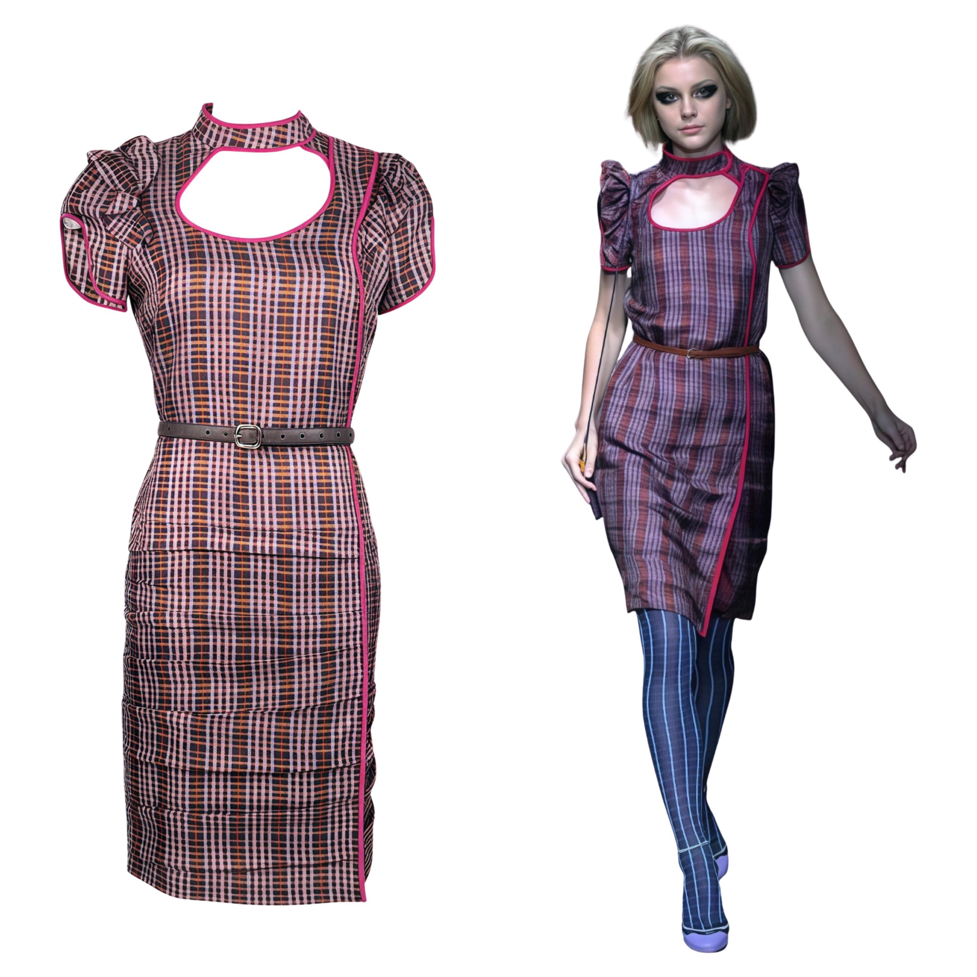 Prada Collezione S/s 2008 Collection'S a quadri con dettaglio del collo a ritaglio in vendita
