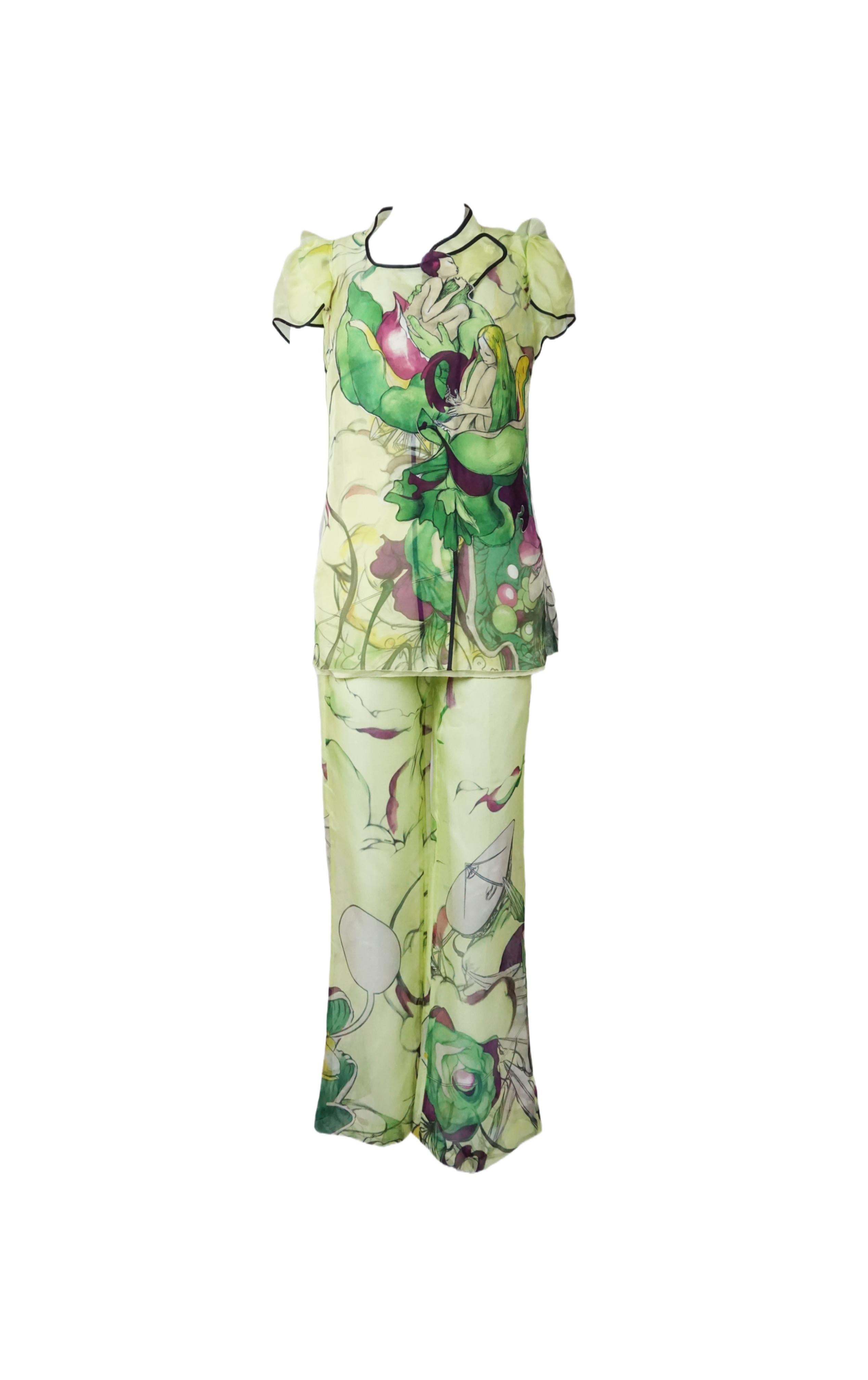 Für die Frühjahr/Sommer-Kollektion 2008 von Prada kollaborierte Miuccia Prada mit dem taiwanesisch-amerikanischen Künstler James Jean, um eine skurrile, vom Jugendstil inspirierte Kollektion mit märchenhaften Prints zu entwerfen. Das Ergebnis ist