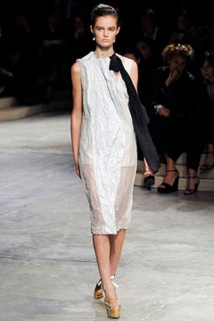 Tuta Prada Primavera/Estate 2009 rosa cipria con arricciature e coulisse, con fascia a contrasto