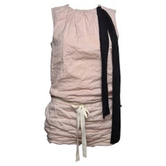 Tuta Prada Primavera/Estate 2009 rosa cipria con arricciature e coulisse, con fascia a contrasto