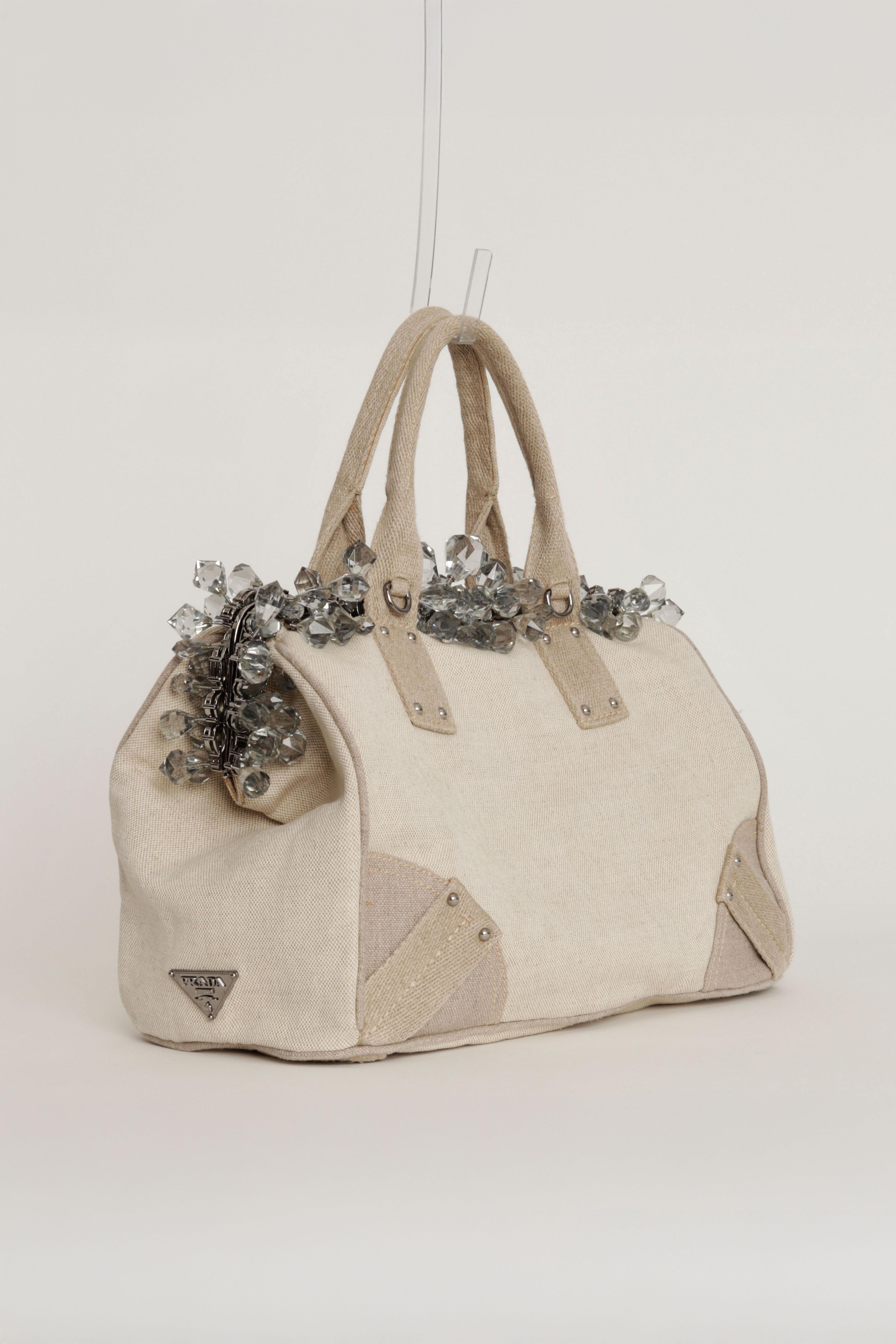 PRADA CANVAS MISTOLINO CRYSTAL FRAME TOP HANDLE BAG IN LARGE FROM THE ICONIC PRADA SPRING SUMMER 2010 COLLECTION 

Magnifique sac fourre-tout à poignée supérieure de la marque PRADA. Fabriqué à partir d'un tissu en toile dans des tons neutres sur un