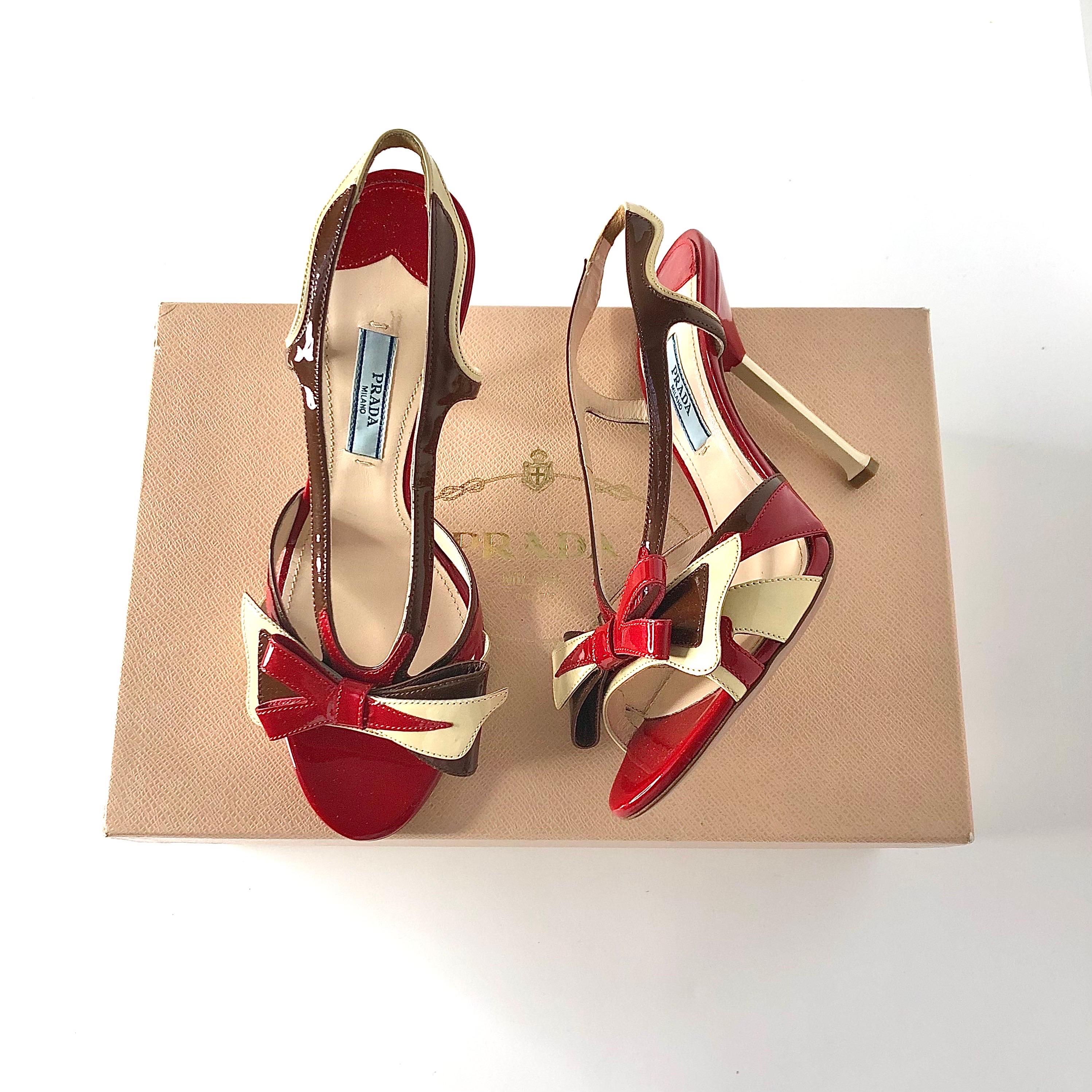 Sandali in pelle verniciata rosso fuoco di Prada
Nella scatola originale, con sacchetto antipolvere e punte di ricambio per il tallone
Colore Multi
Taglia 36.5EU
Tomaia in vernice
Suola in cuoio
Tacco a spillo alto
Altezza tacco 4in
Abbellimento con