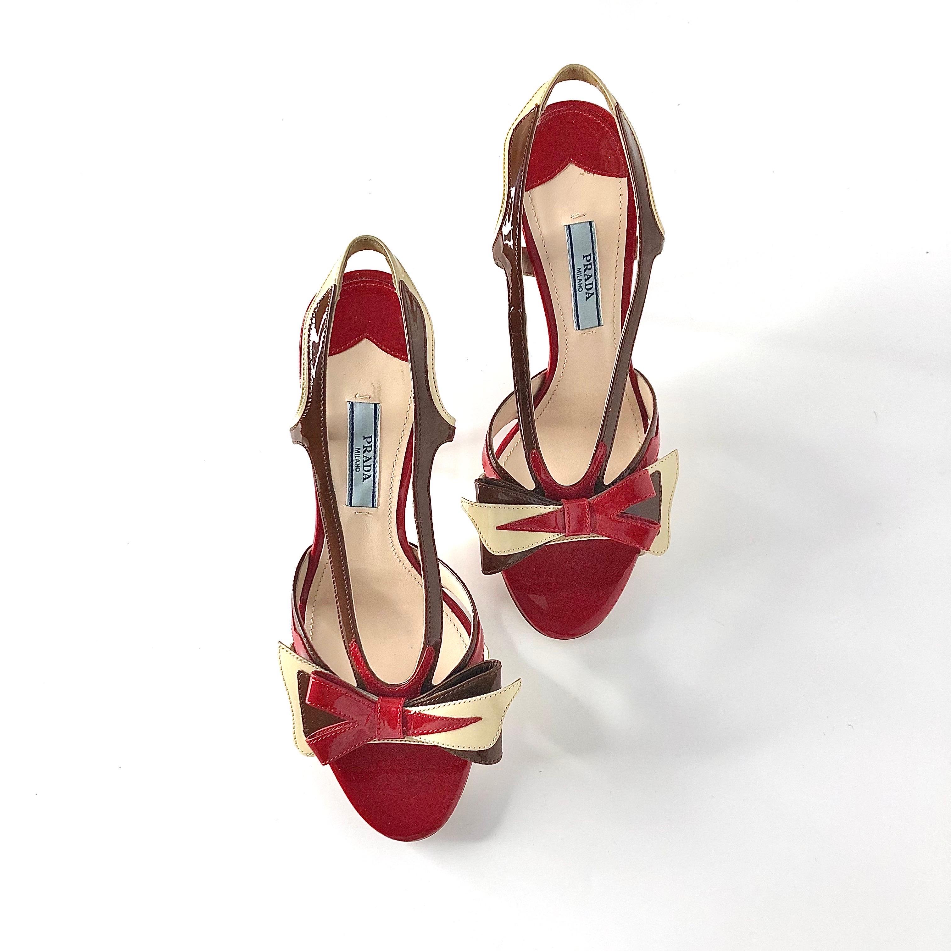 Beige Prada S2012 Rosso Fiamma Brevetto Fiocco Hotrod Strappy Sandali con Tacco 36.5 in vendita
