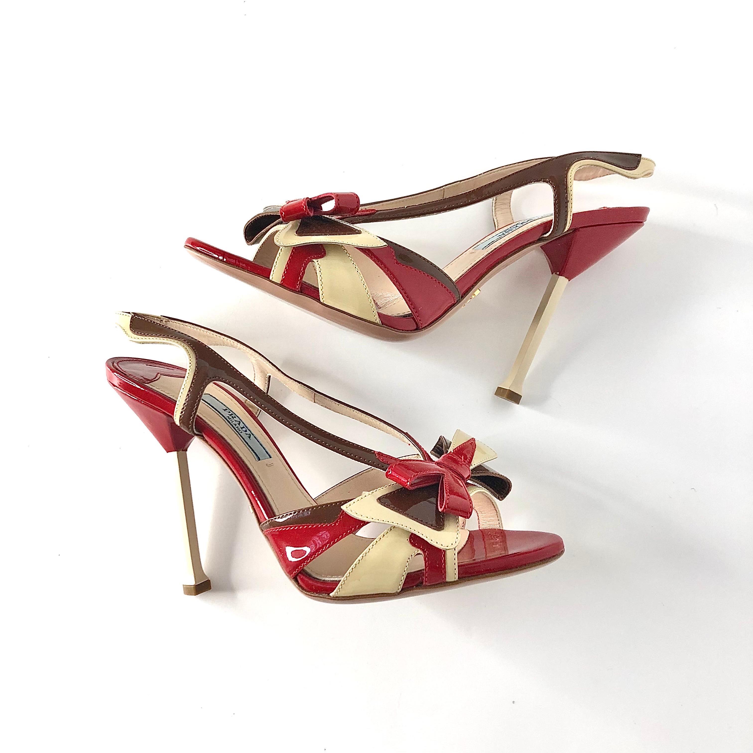 Prada S2012 Rosso Fiamma Brevetto Fiocco Hotrod Strappy Sandali con Tacco 36.5 In condizioni ottime in vendita a Mechanicsville, VA