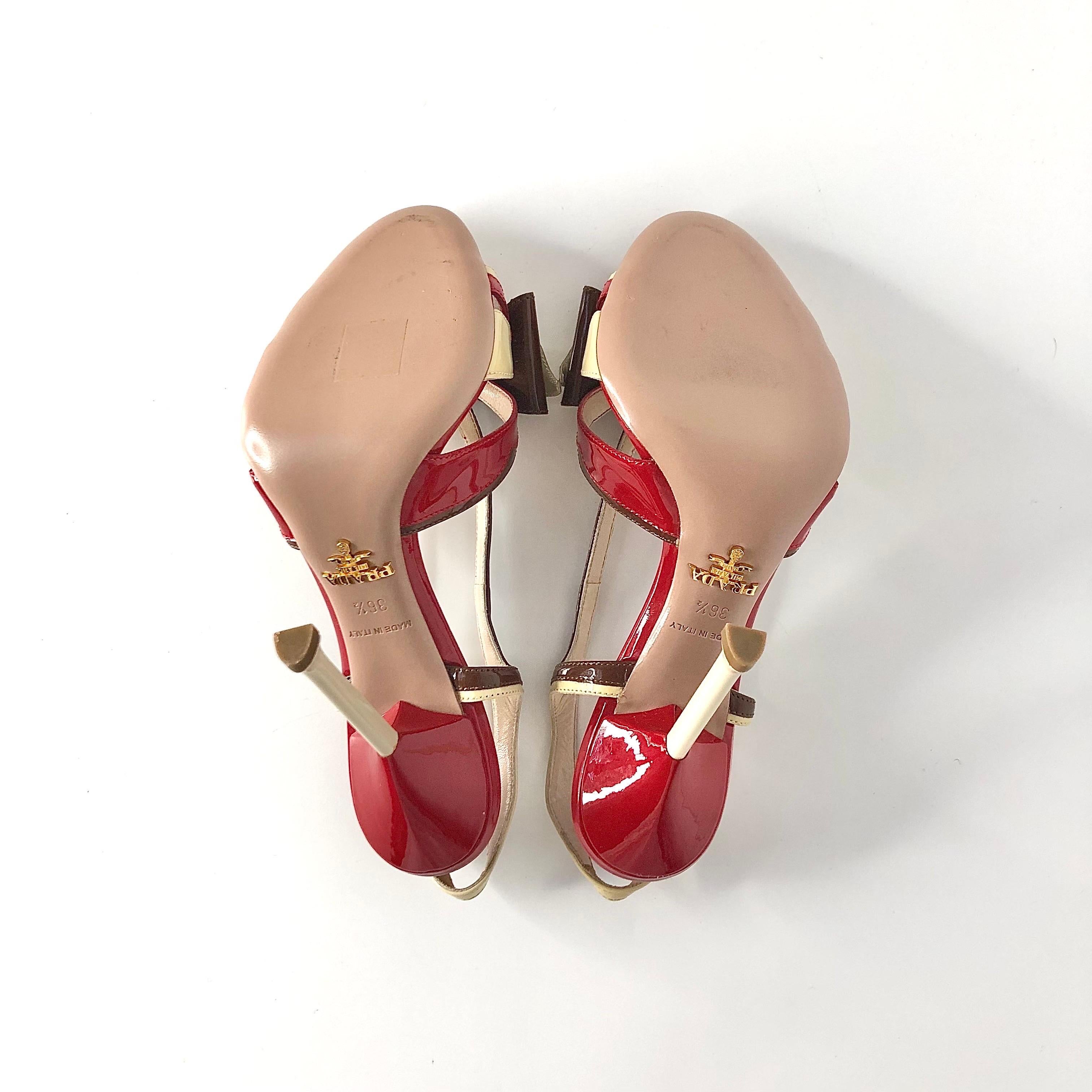 Prada S2012 Rosso Fiamma Brevetto Fiocco Hotrod Strappy Sandali con Tacco 36.5 in vendita 1