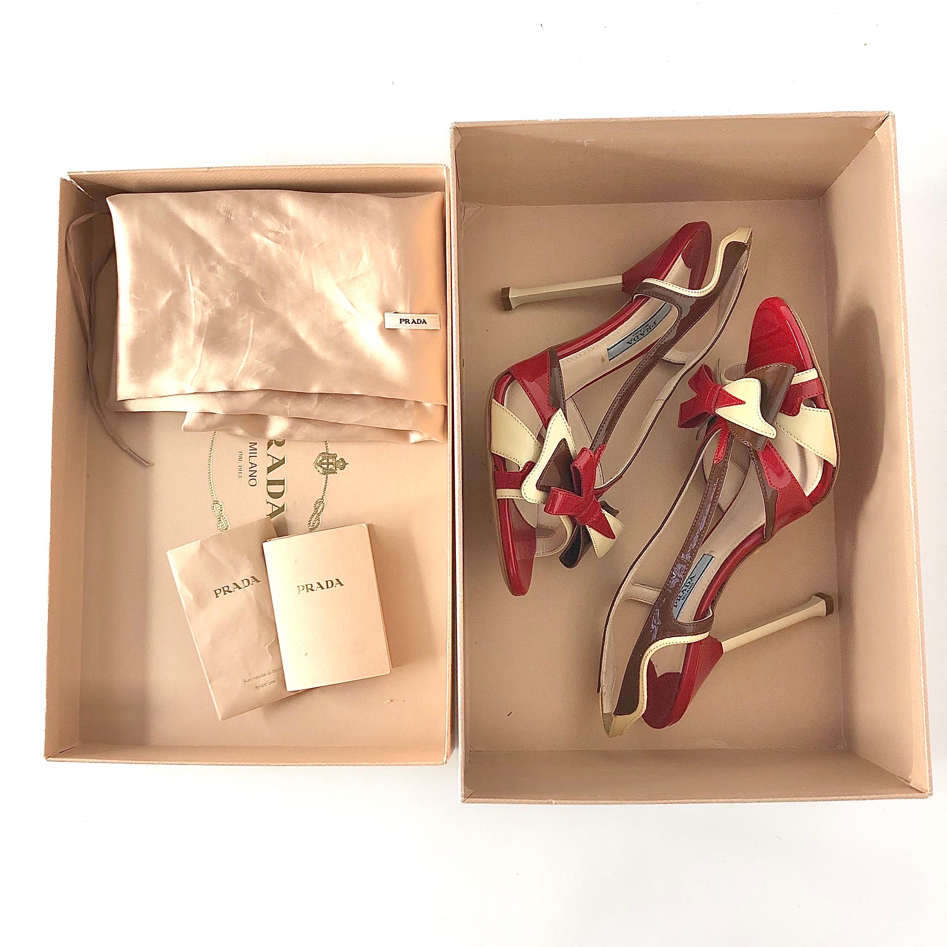 Prada S2012 Rosso Fiamma Brevetto Fiocco Hotrod Strappy Sandali con Tacco 36.5 in vendita 3