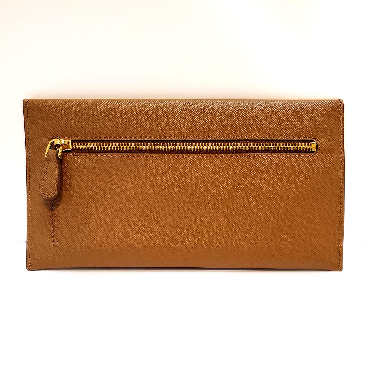 Brand - Prada
Collection - Saffiano
Estimated Retail - $580.00
Style - Clutch
Material - Leather
Color - Caramel
Closure - Snap
Hardware Material - Goldtone
Model/Date Code - 1M1175
Comes With - Designer Certificate of Authenticity
Size -