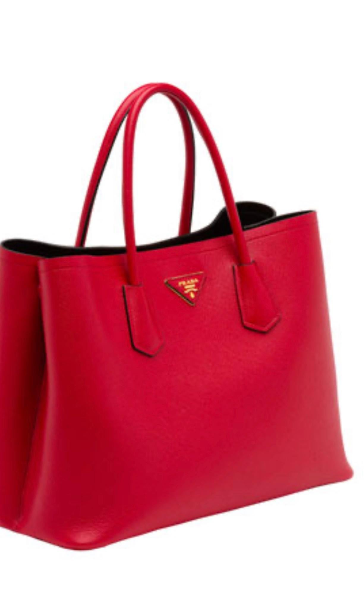 Prada Saffiano Cuir Double Bag, Red (Fuoco), Brand New
Prada saffiano leather tote bag.Prada saffiano leather tote bag.This bold tote is crafted of Prada saffiano crossgrain leather
Golden hardware, tonal top stitching.
Rolled top handles with strap