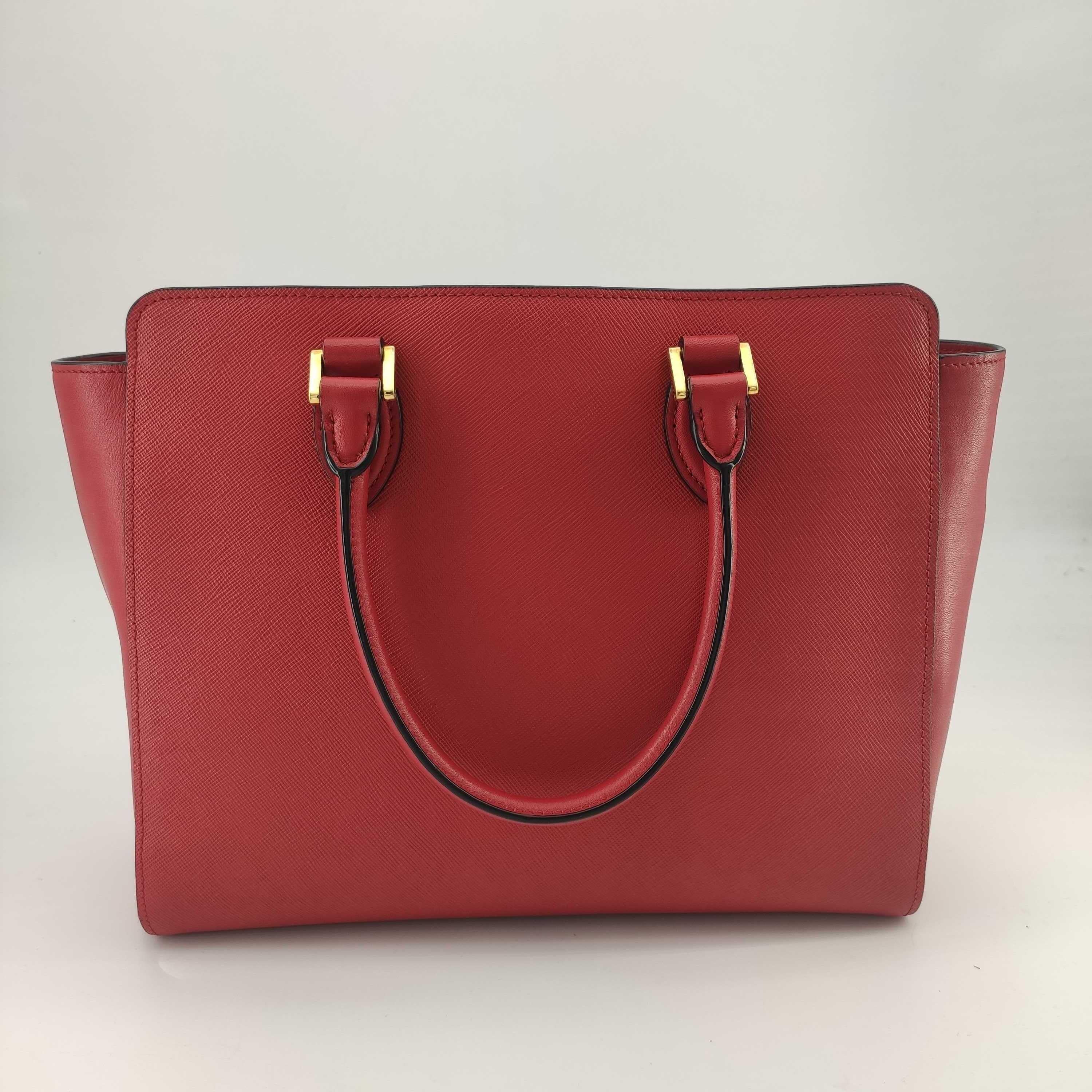 PRADA Saffiano Handbag in Red Leather In Excellent Condition In Clichy, FR