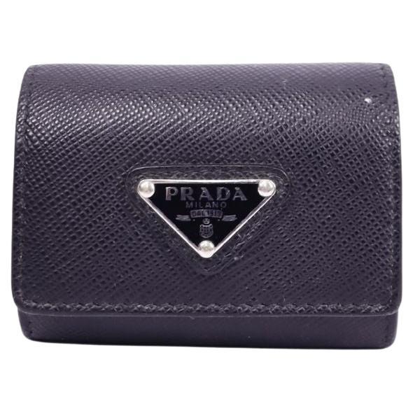 Estuche de piel saffiano Prada para AirPods con clip