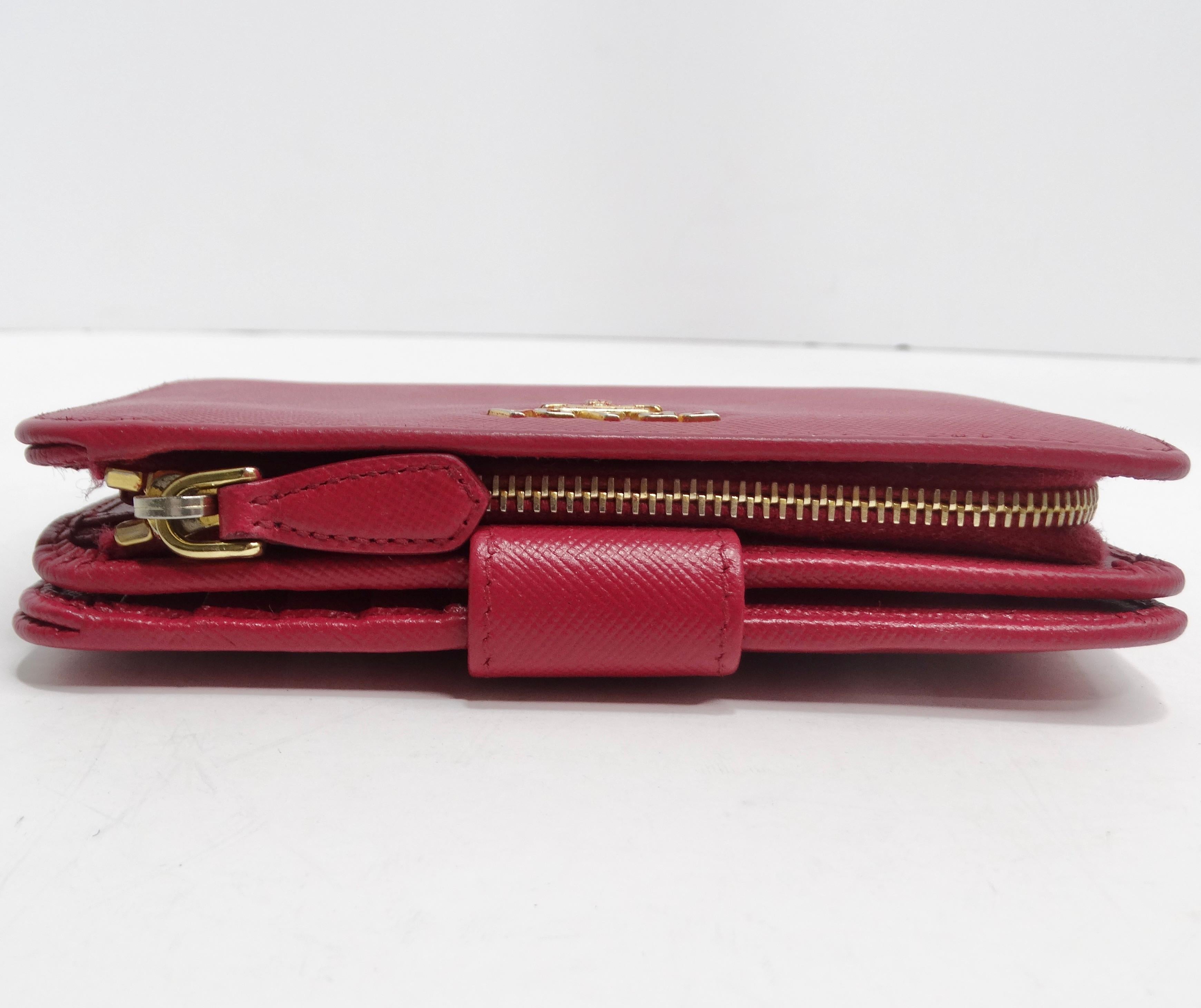 Prada Saffiano Portefeuille compact en cuir rose en vente 2