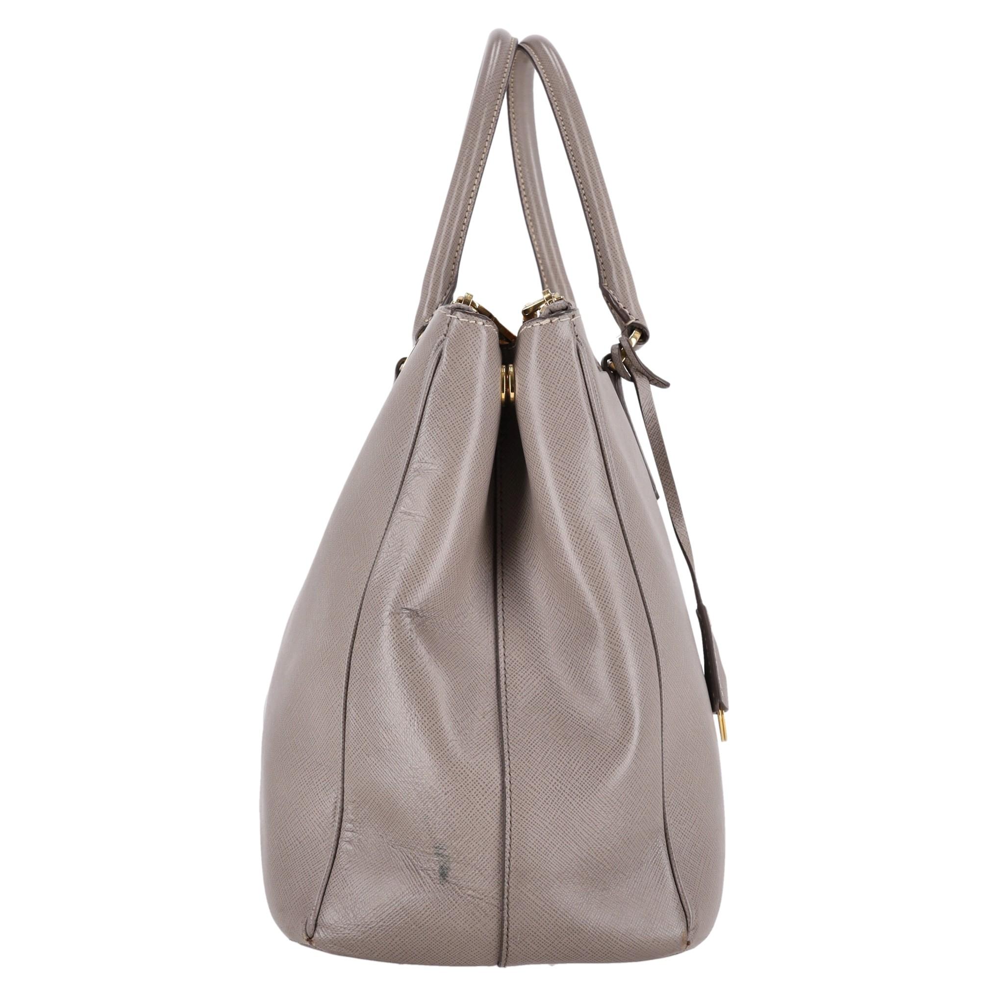 Bolso Tote Prada de piel saffiano con doble cremallera Galleria Gris en venta