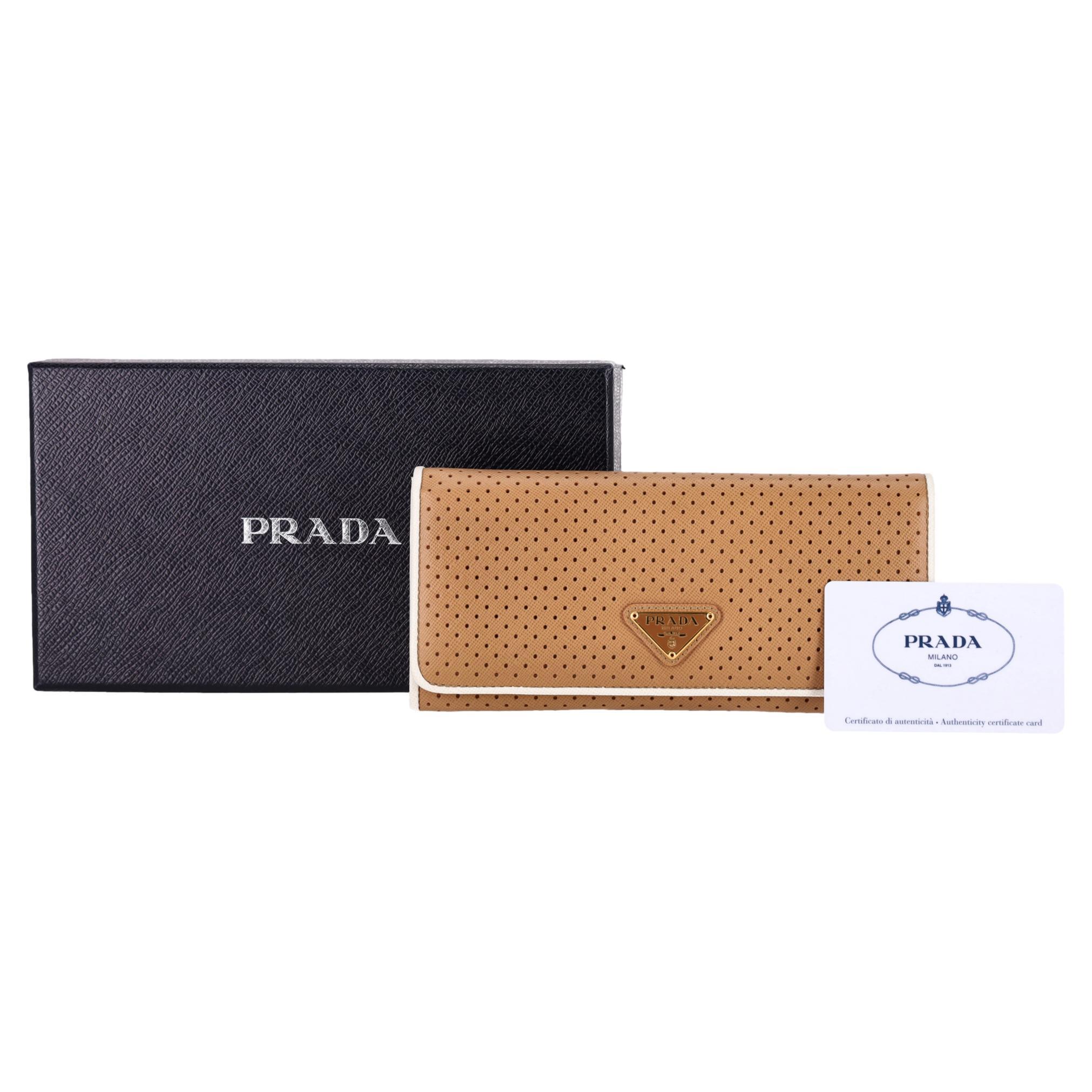 Portafoglio Fori Continental in pelle saffiano di Prada

Portafoglio beige realizzato in pelle Saffiano traforata.

Adornata con una placca con logo triangolare in oro 