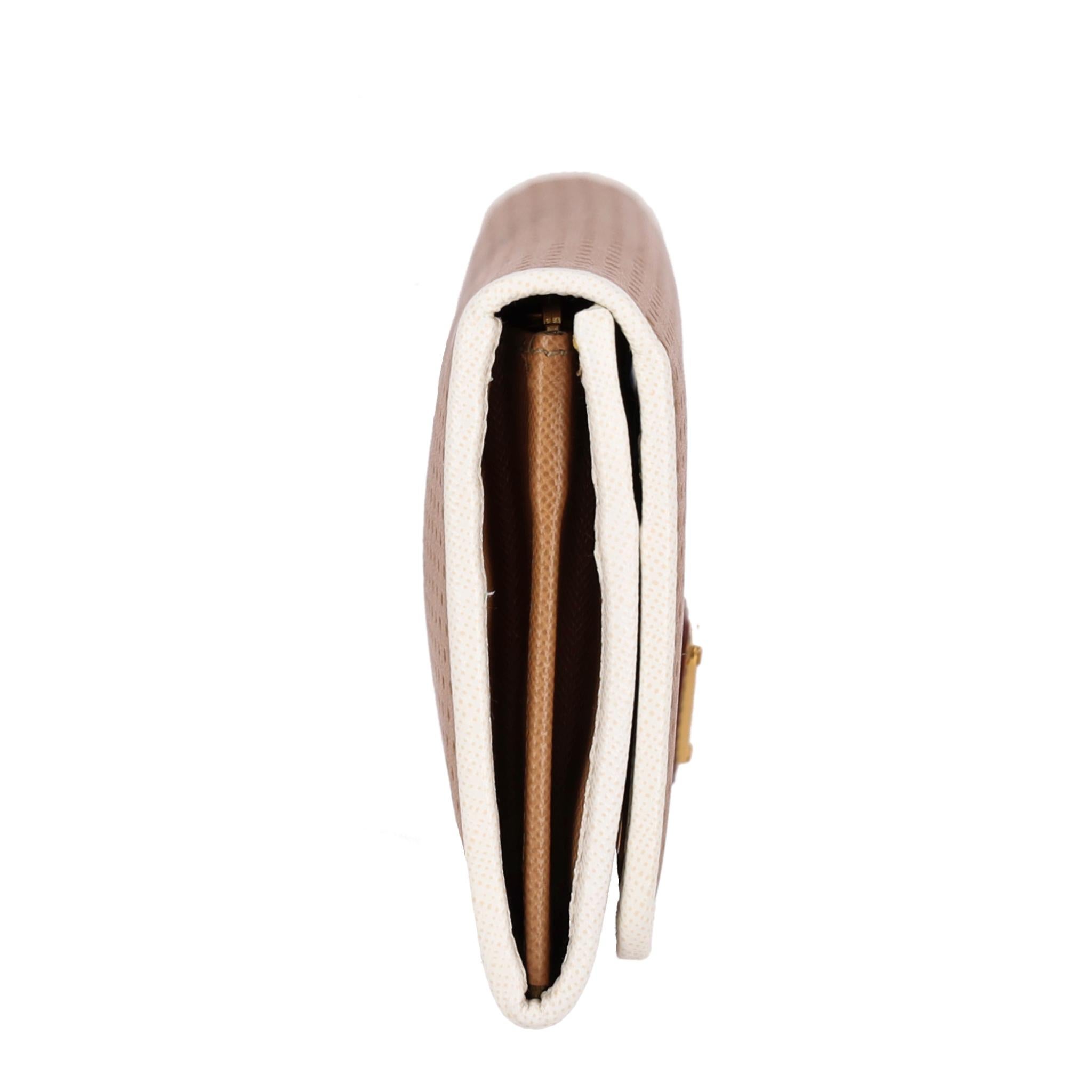 Marrone Portafoglio Fori Continental in pelle saffiano di Prada